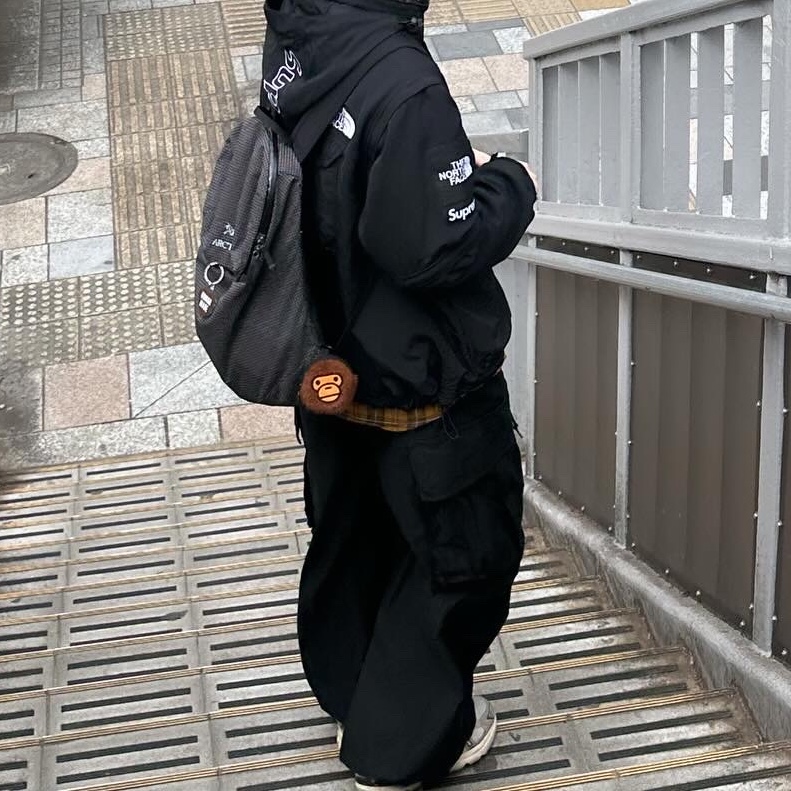 Supreme x The North Face Trekking Convertible Jacket Black - 22SS, Arc'teryx Konseal 15 Backpack Black 착용 스타일