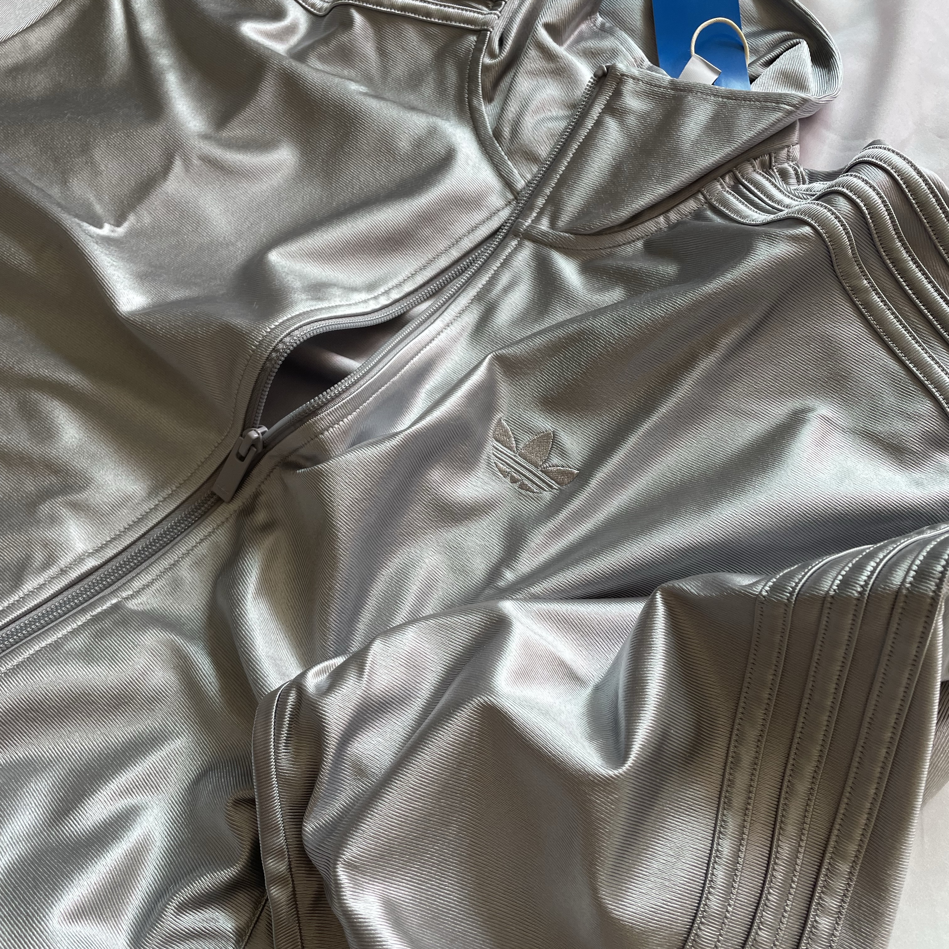 Adidas Oversized Firebird Track Top Light Onix - KR Sizing, Adidas Oversized Firebird Track Pants Light Onix - KR Sizing 착용 스타일 - 1