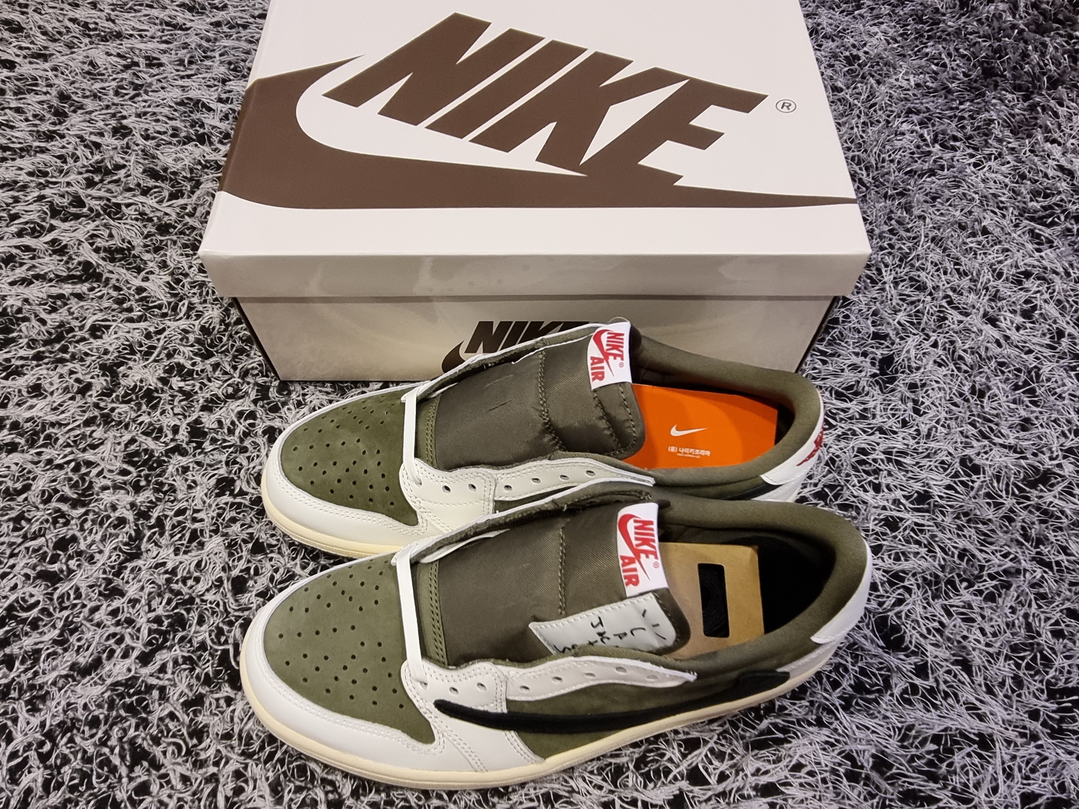 Jordan 1 x Travis Scott Retro Low OG SP Reverse Olive 착용 스타일 - 6