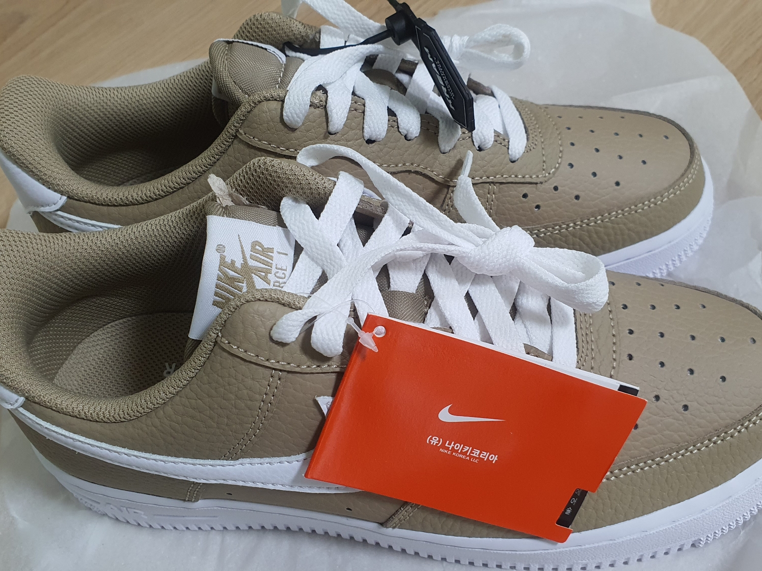 Nike Air Force 1 '07 Khaki White 착용 스타일 - 2