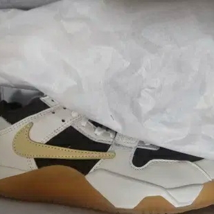 Jordan x Travis Scott Jumpman Jack TR Sail and Dark Mocha 착용 스타일