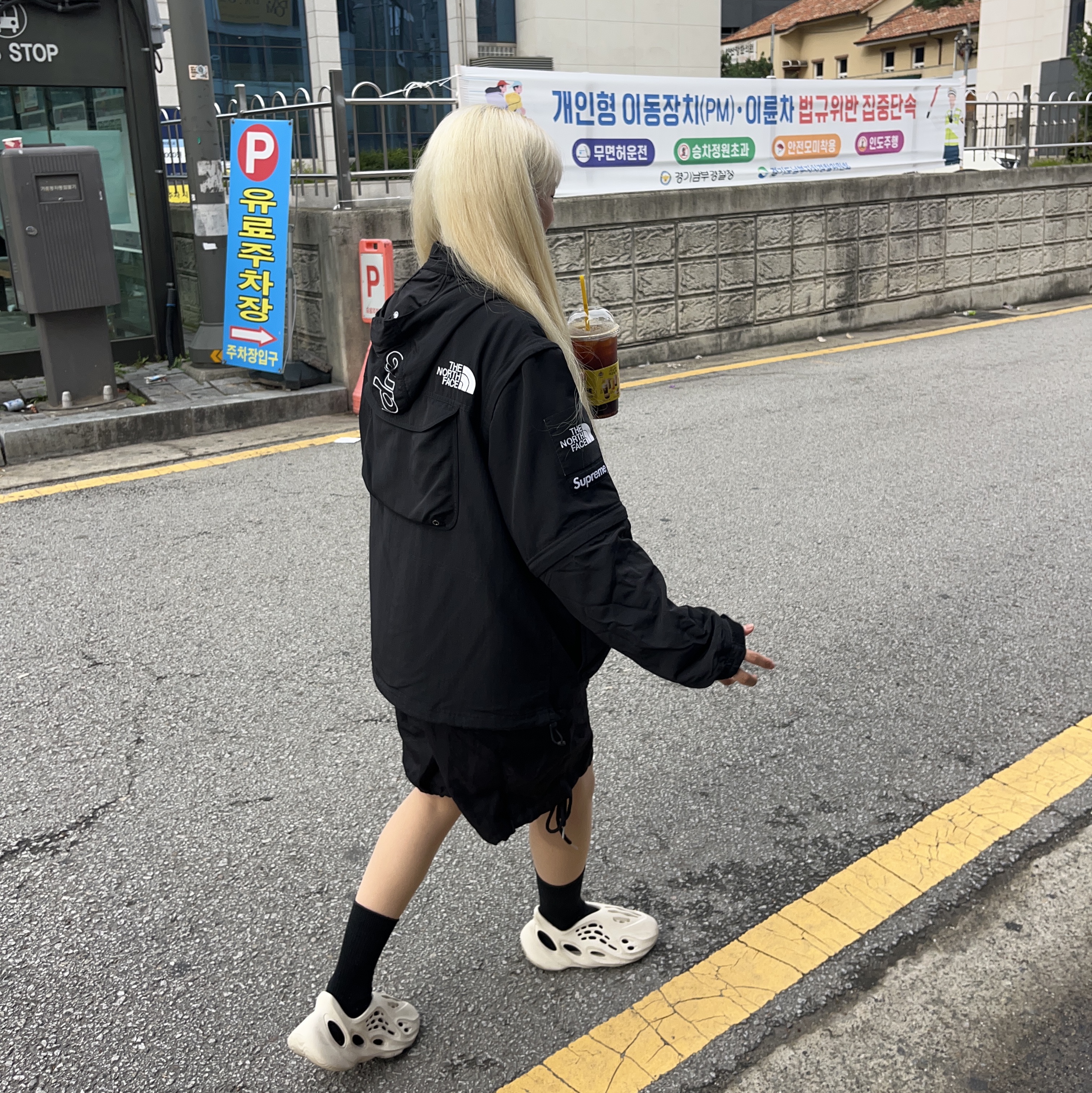 Supreme x The North Face Trekking Convertible Jacket Black - 22SS, Adidas Yeezy Foam RNNR Sand 착용 스타일 - 1