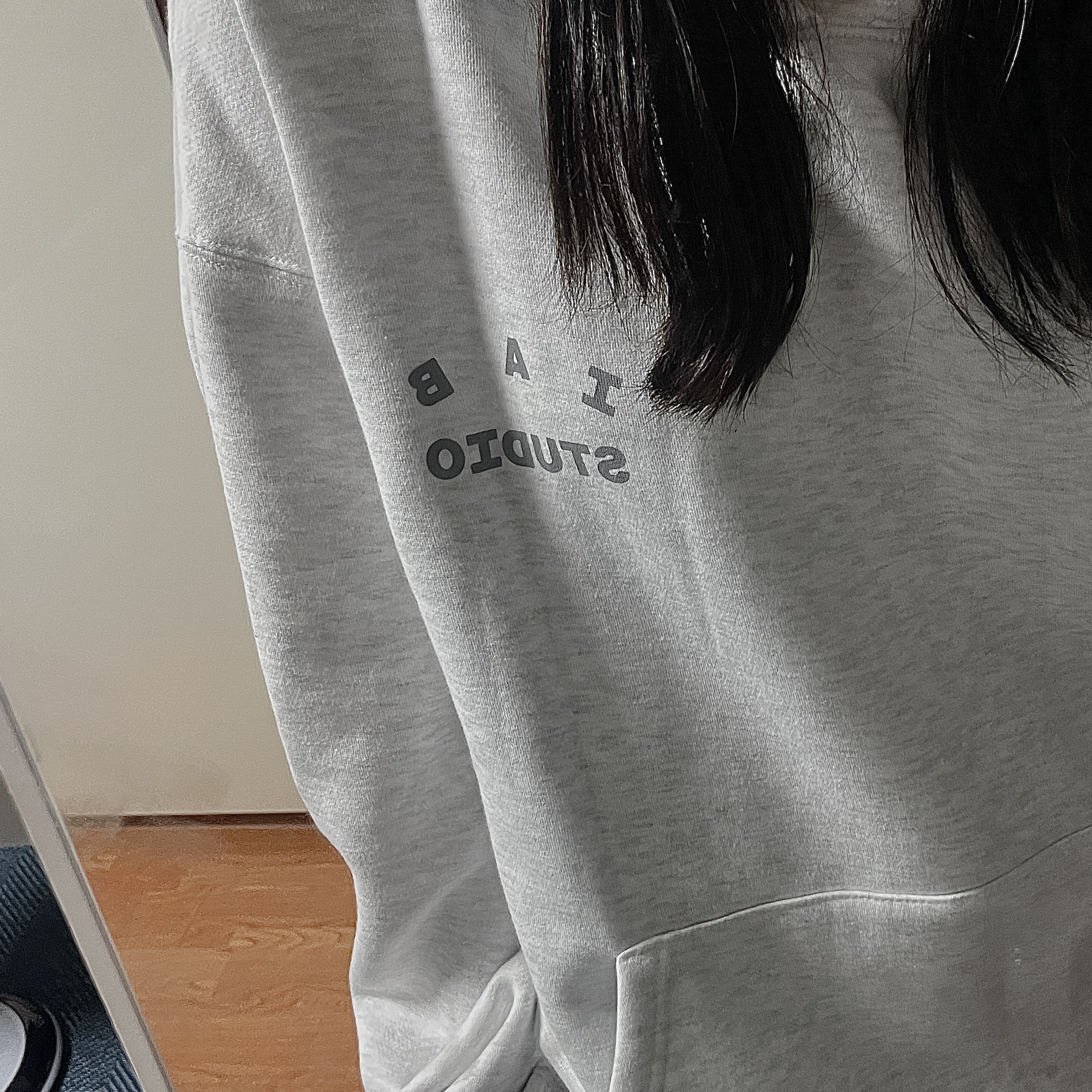 IAB Studio Hoodie Light Gray 착용 스타일 - 2