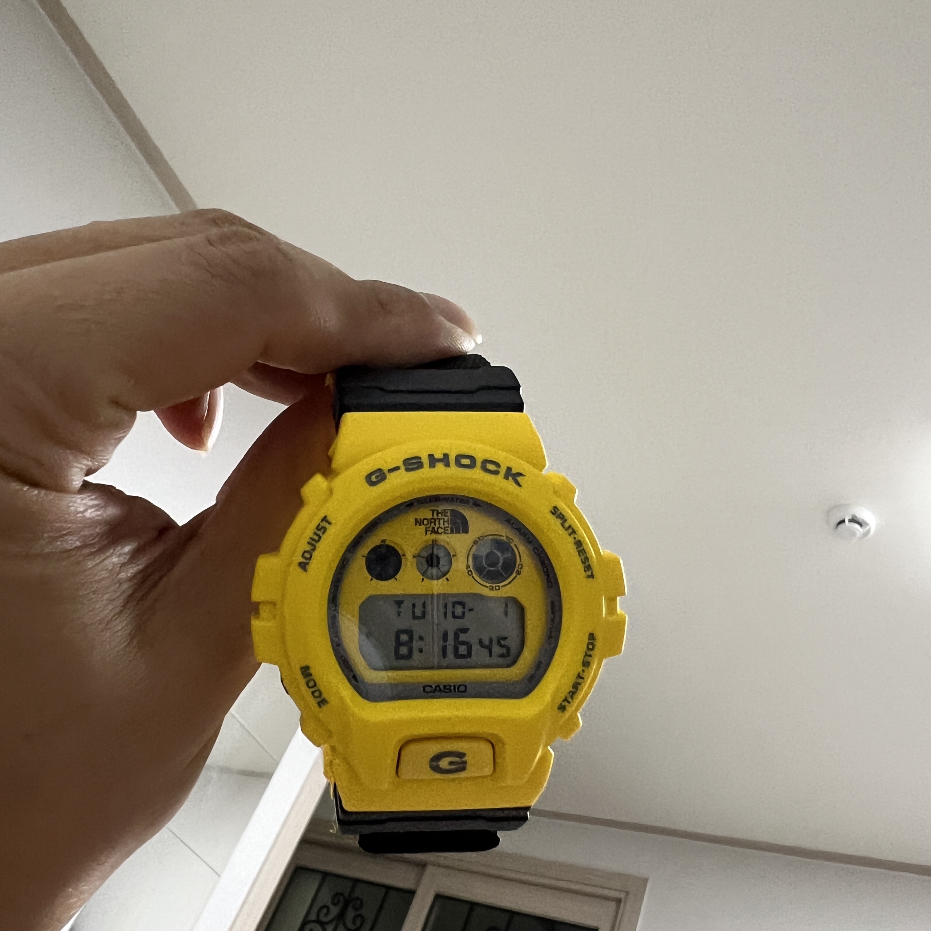 Casio G-Shock x Supreme x The North Face DW-6900 Yellow 착용 스타일 - 2