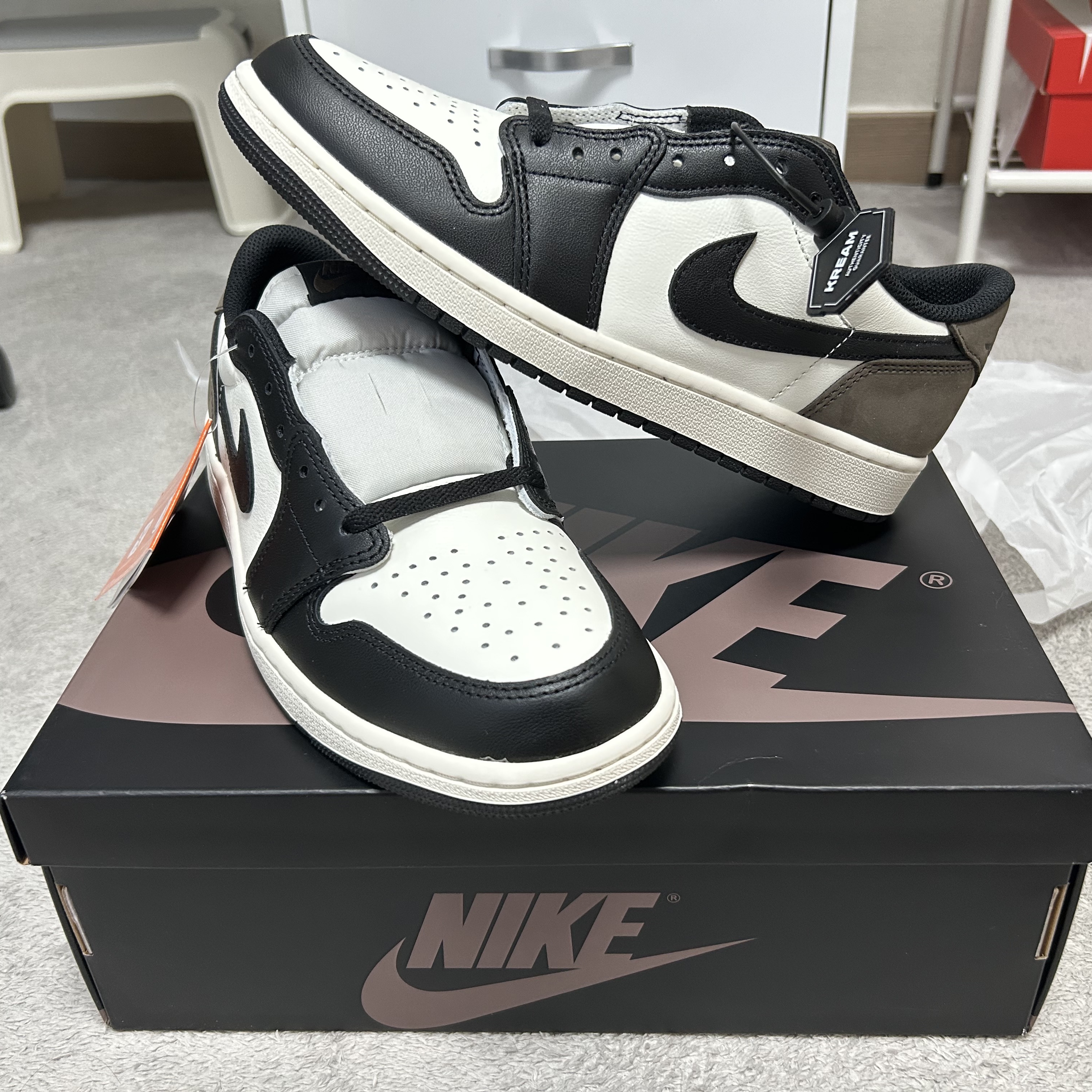 Jordan 1 Retro Low OG Mocha 착용 스타일 - 1