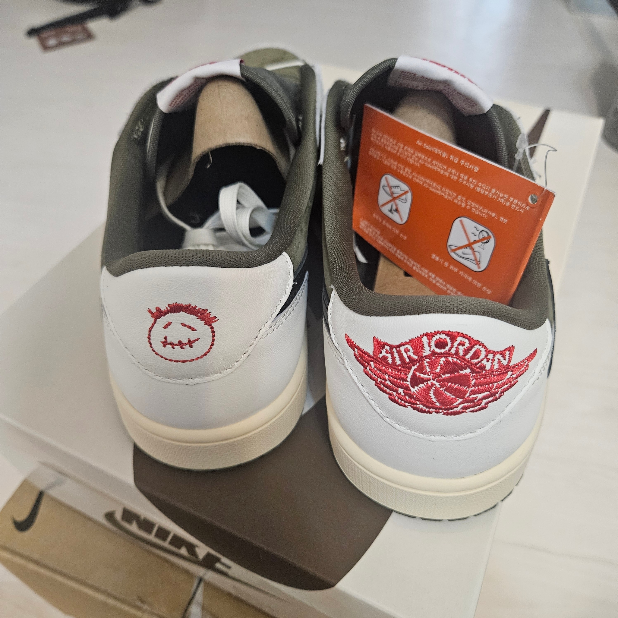 Jordan 1 x Travis Scott Retro Low OG SP Reverse Olive 착용 스타일 - 2