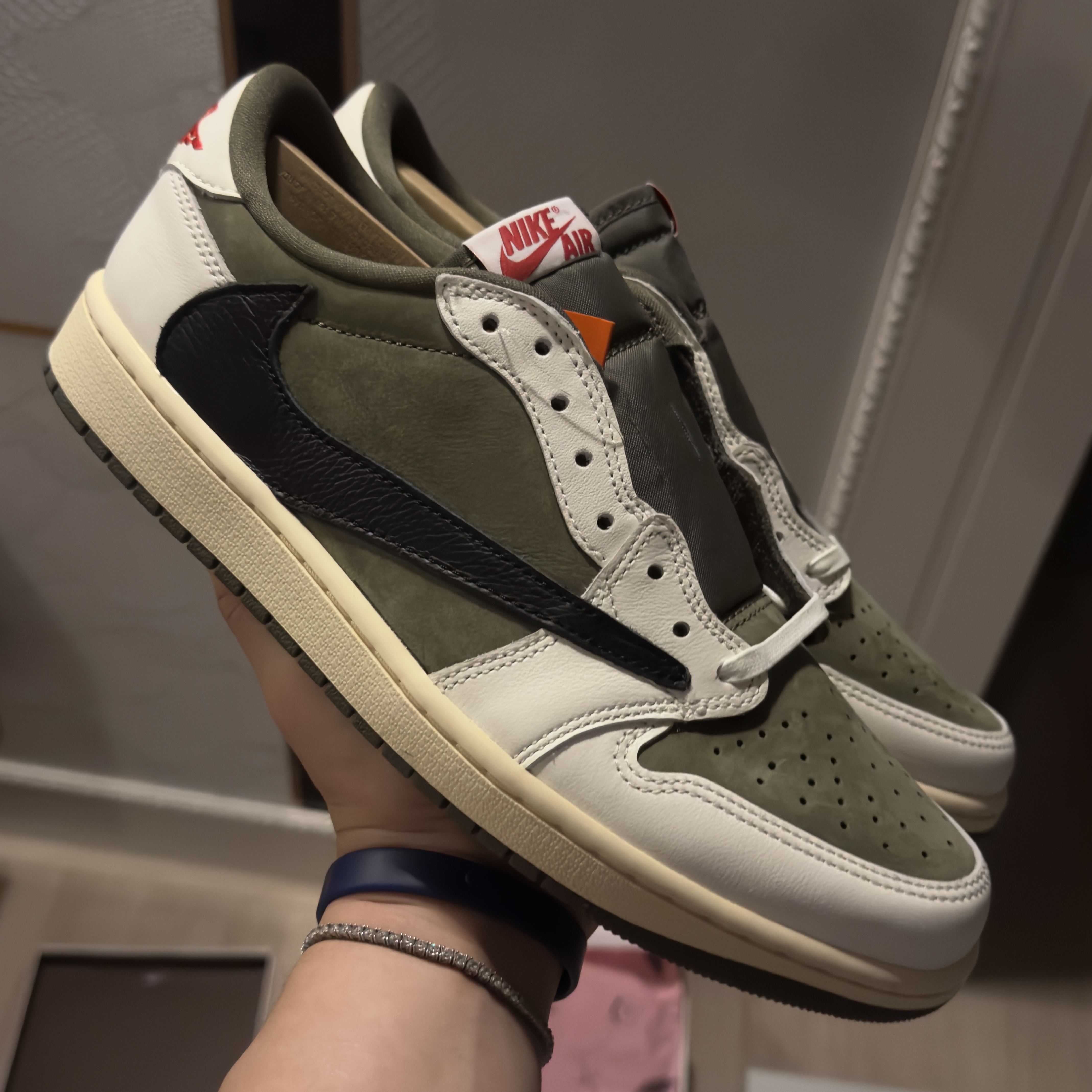 Jordan 1 x Travis Scott Retro Low OG SP Reverse Olive 착용 스타일 - 2