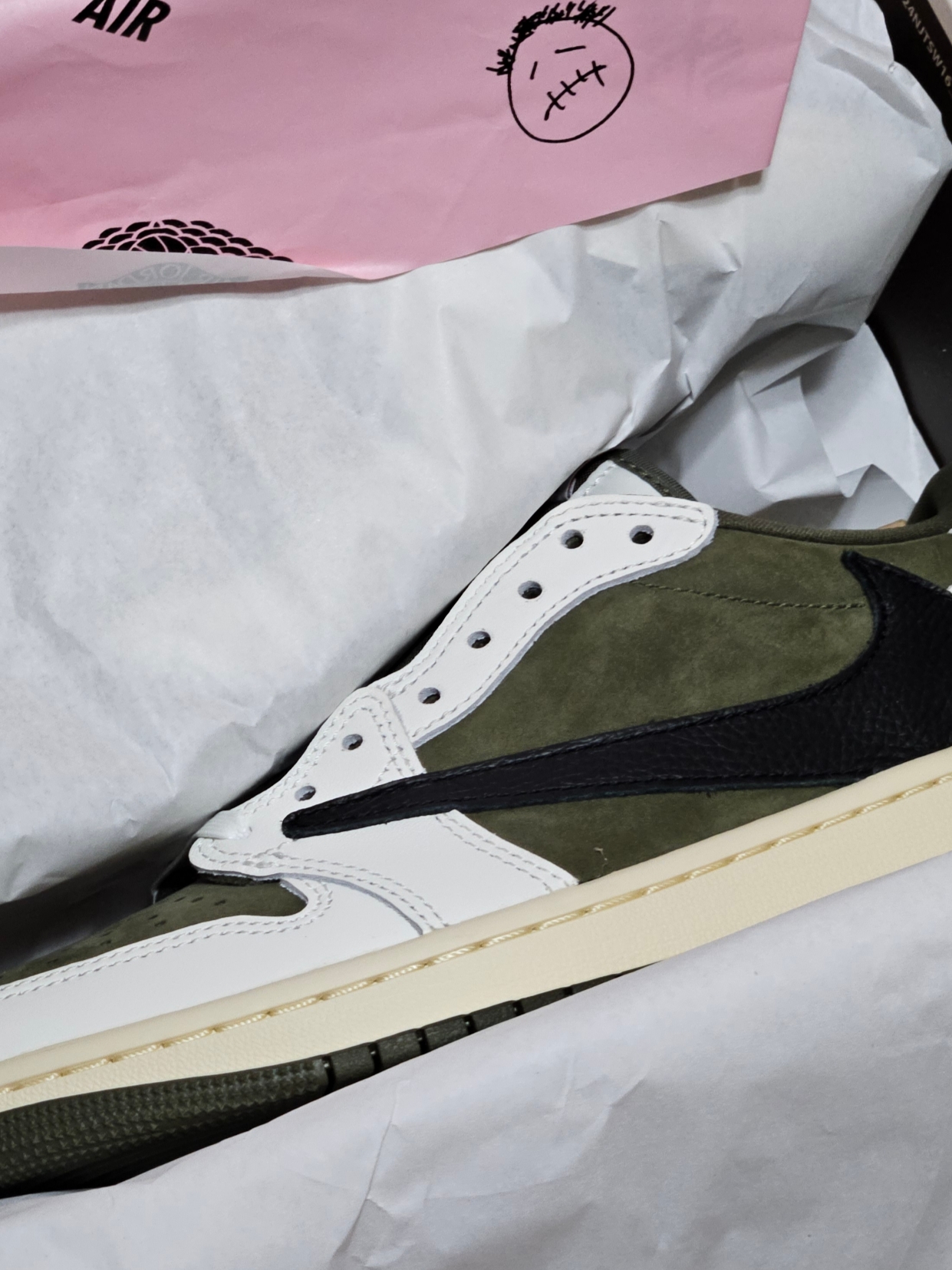 Jordan 1 x Travis Scott Retro Low OG SP Reverse Olive 착용 스타일