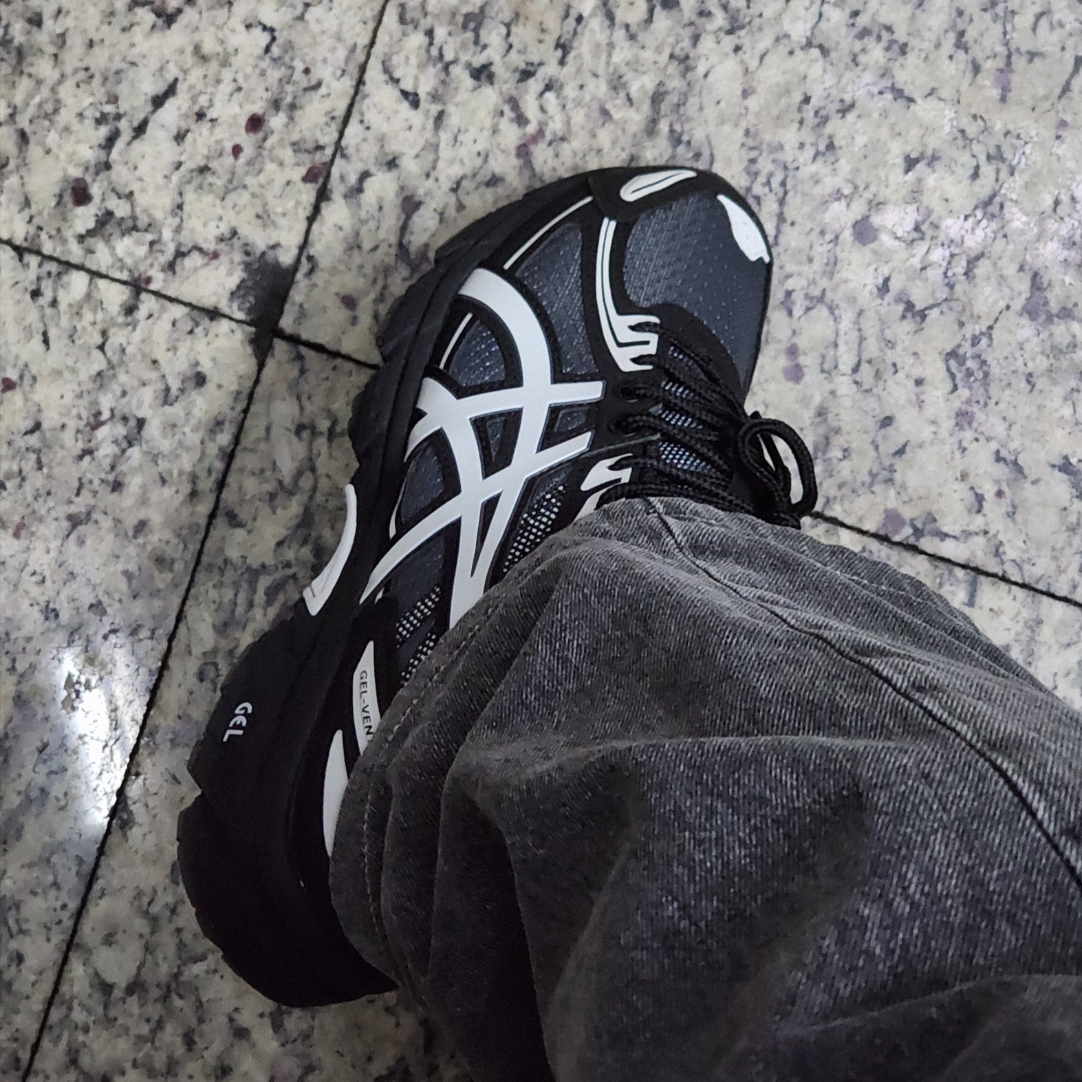 Asics Gel-Venture 6 Carrier Grey 착용 스타일 - 1