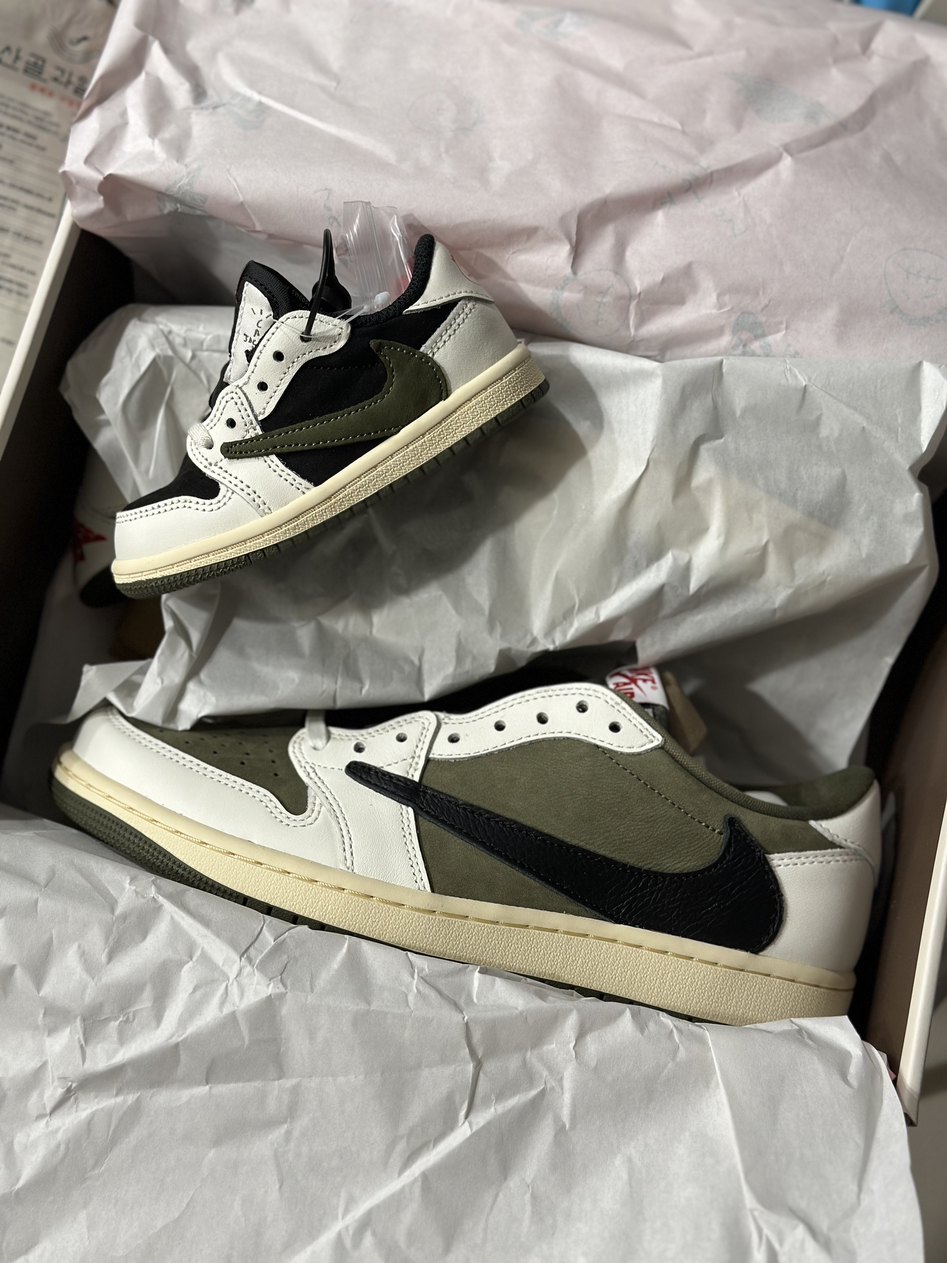 Jordan 1 x Travis Scott Retro Low OG SP Reverse Olive, (TD) Jordan 1 x Travis Scott Retro Low OG SP Medium Olive 착용 스타일 - 1