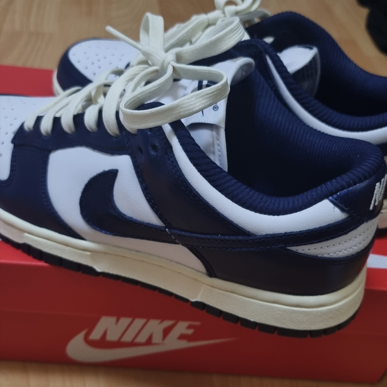 (W) Nike Dunk Low PRM Midnight Navy and White 착용 스타일 - 2