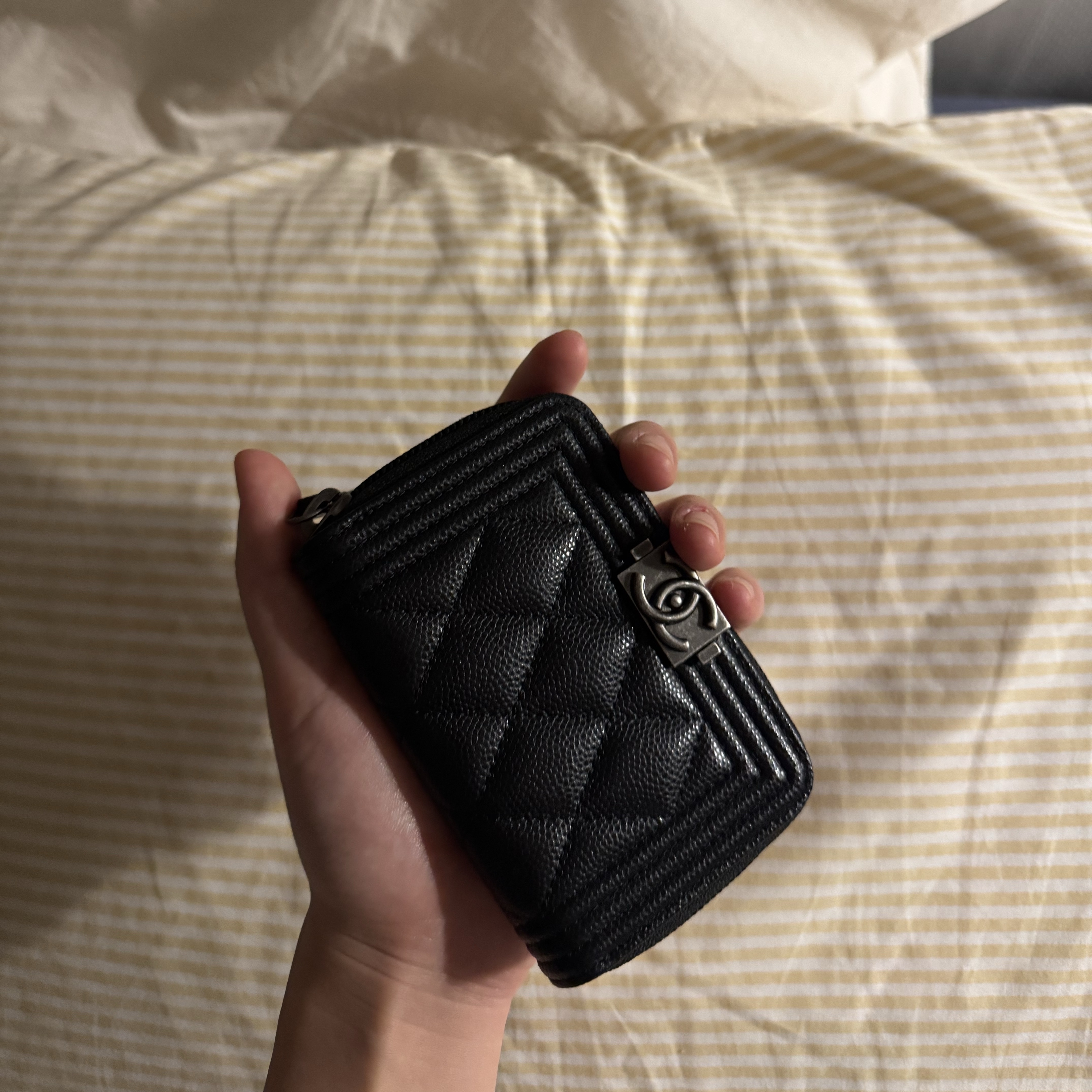 Chanel Boy Chanel Zipped Coin Purse Grained Calfskin & Ruthenium Black 착용 스타일