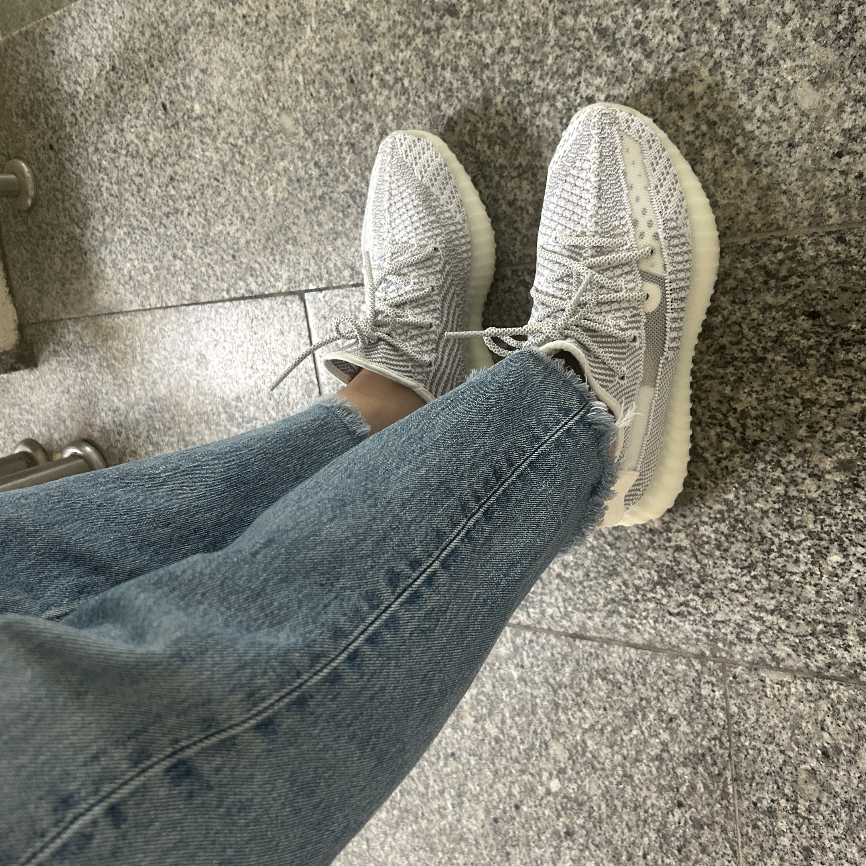 Adidas Yeezy Boost 350 V2 Static 2023 착용 스타일 - 2