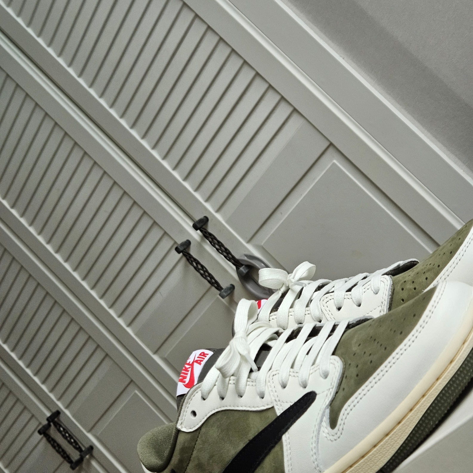 Jordan 1 x Travis Scott Retro Low OG SP Reverse Olive 착용 스타일