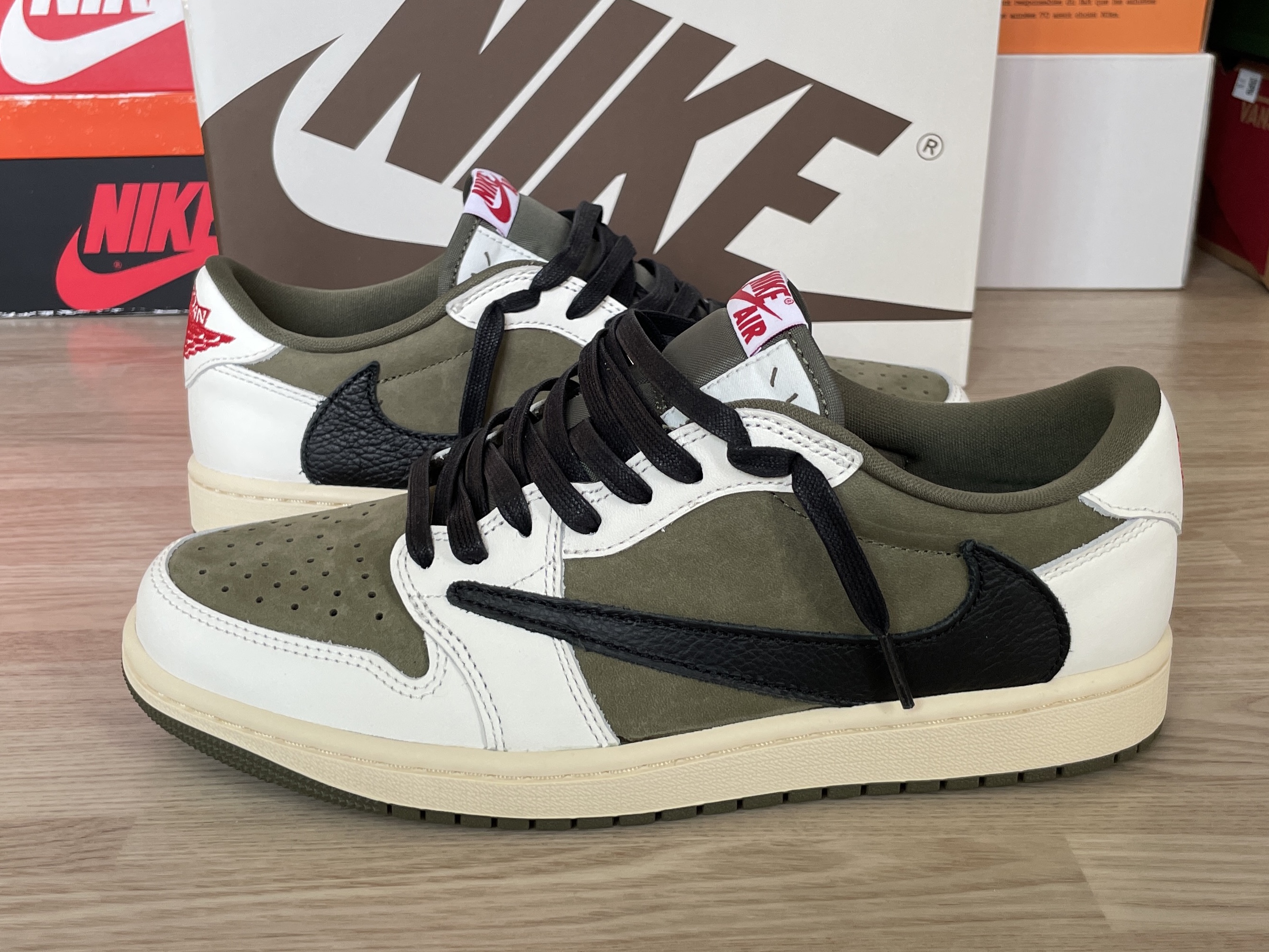 Jordan 1 x Travis Scott Retro Low OG SP Reverse Olive 착용 스타일 - 1