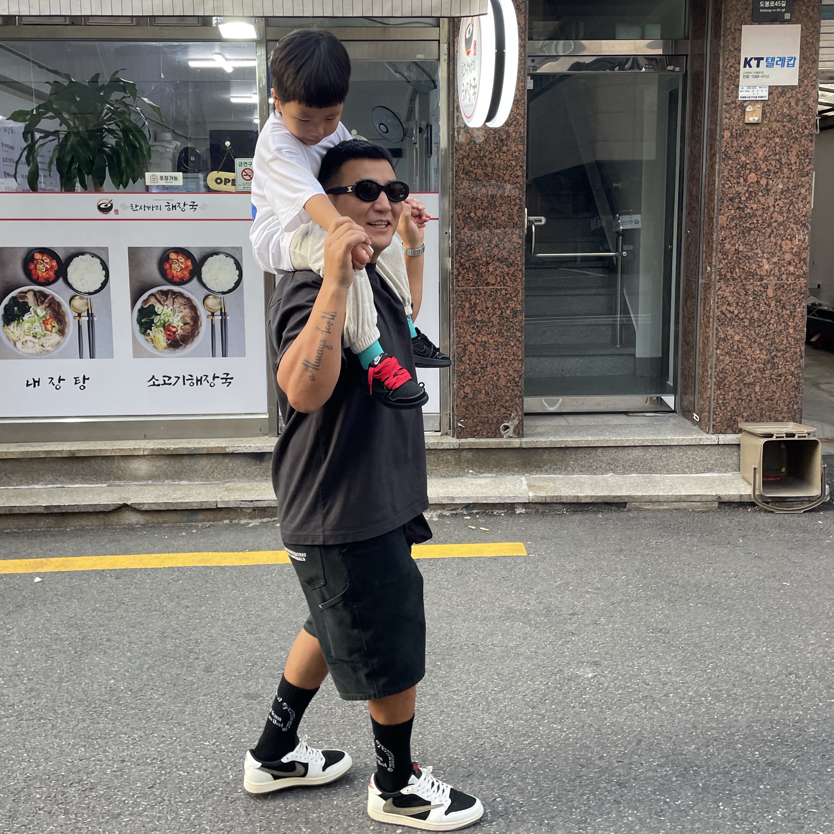 (W) Jordan 1 x Travis Scott Retro Low OG SP Medium Olive, (PS) Jordan 1 x Travis Scott Retro Low OG SP Black Phantom 착용 스타일