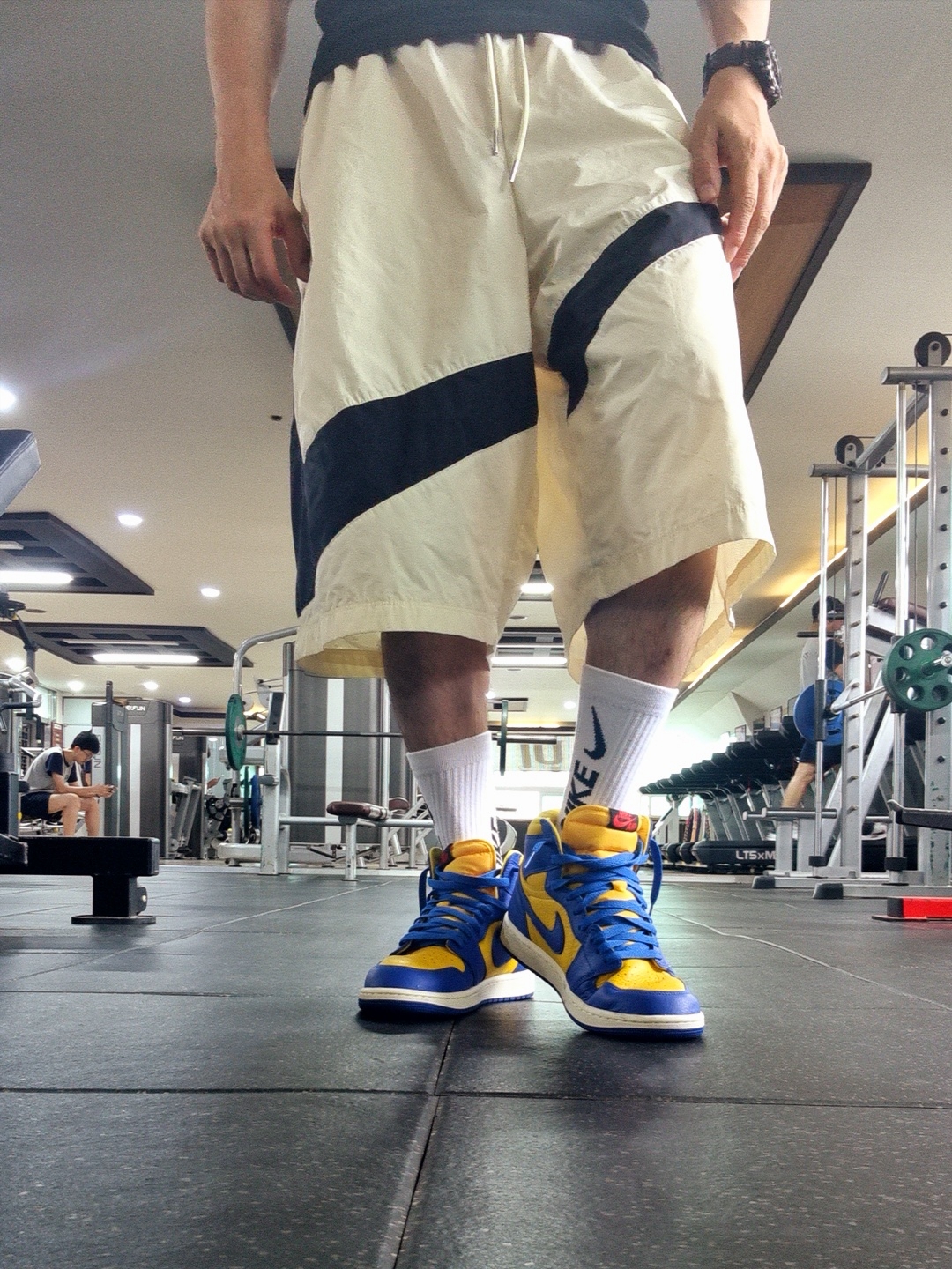 Nike NSW Swoosh Woven Shorts Coconut Milk Black - Asia, (W) Jordan 1 Retro High OG Game Royal and Varsity Maize 착용 스타일 - 2