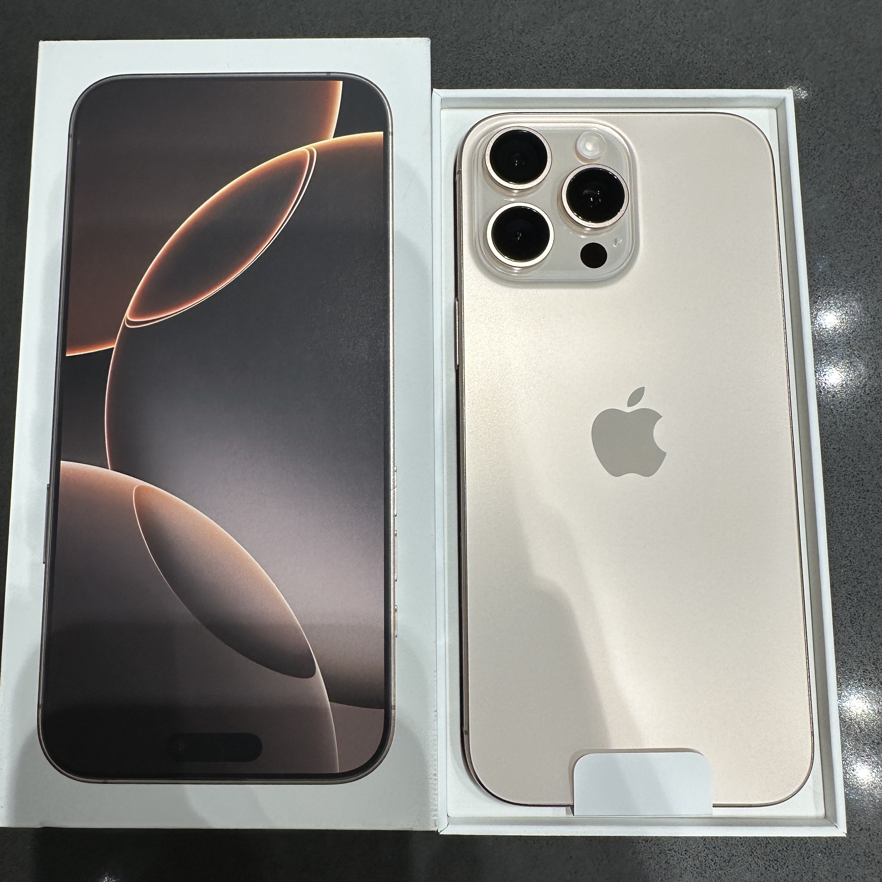 Apple iPhone 16 Pro Max 256GB Desert Titanium (Korean Ver.) 착용 스타일 - 1
