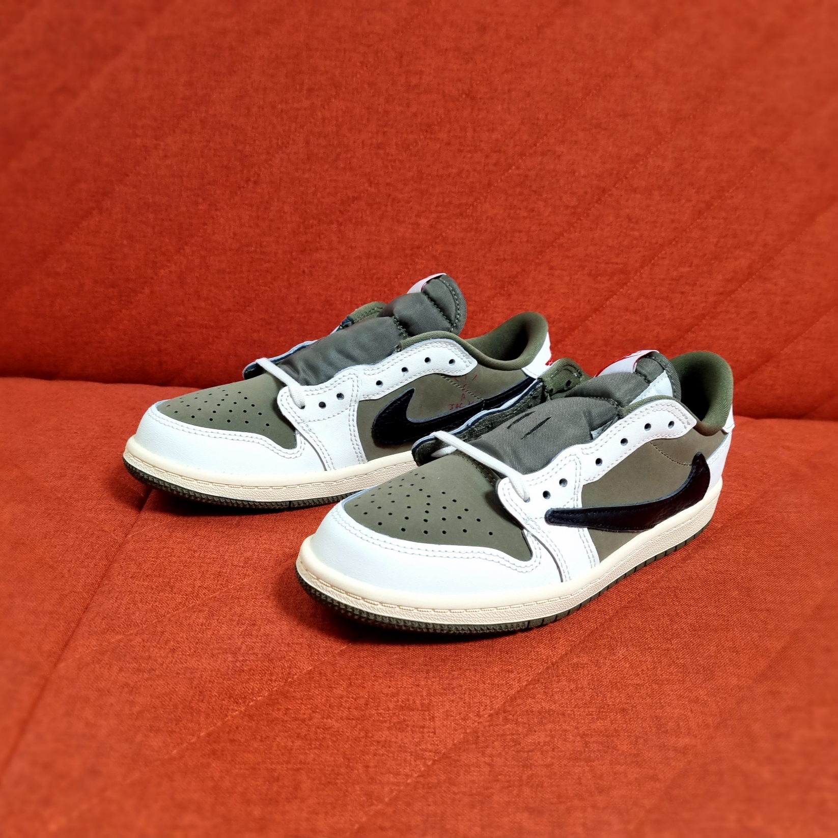 (PS) Jordan 1 x Travis Scott Retro Low OG SP Reverse Olive 착용 스타일 - 2