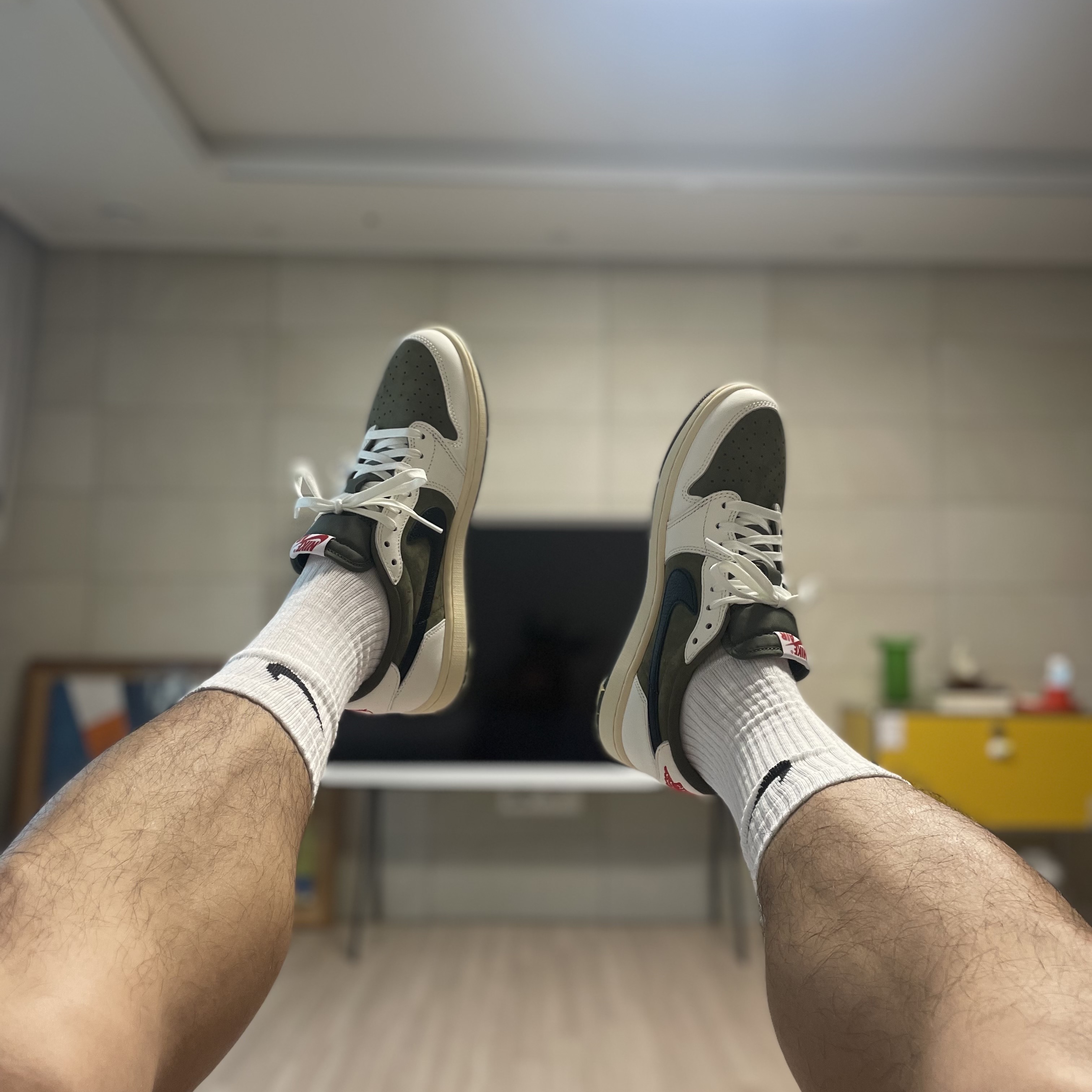 Jordan 1 x Travis Scott Retro Low OG SP Reverse Olive 착용 스타일