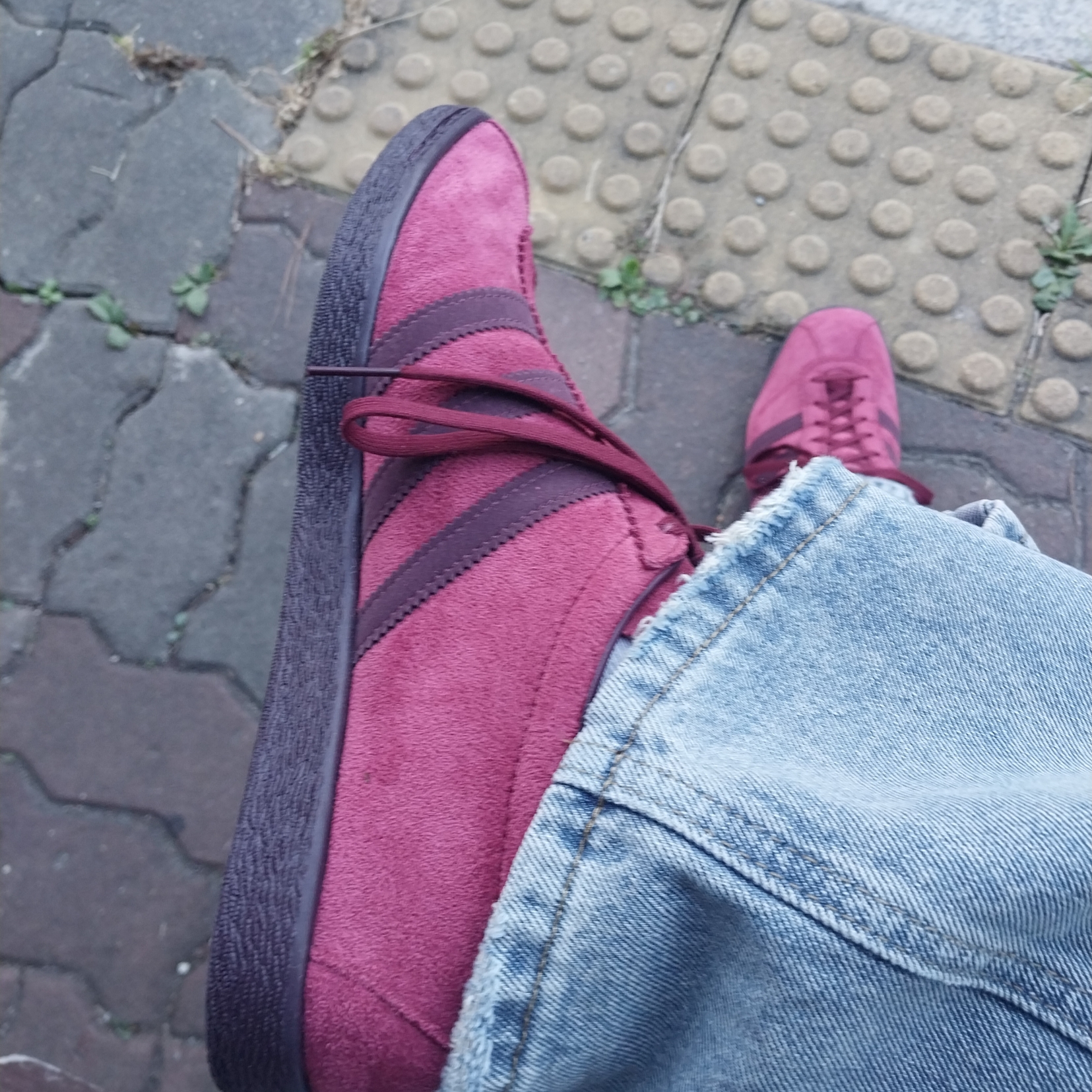 Adidas Tobacco Gruen Collegiate Burgundy 착용 스타일 - 1
