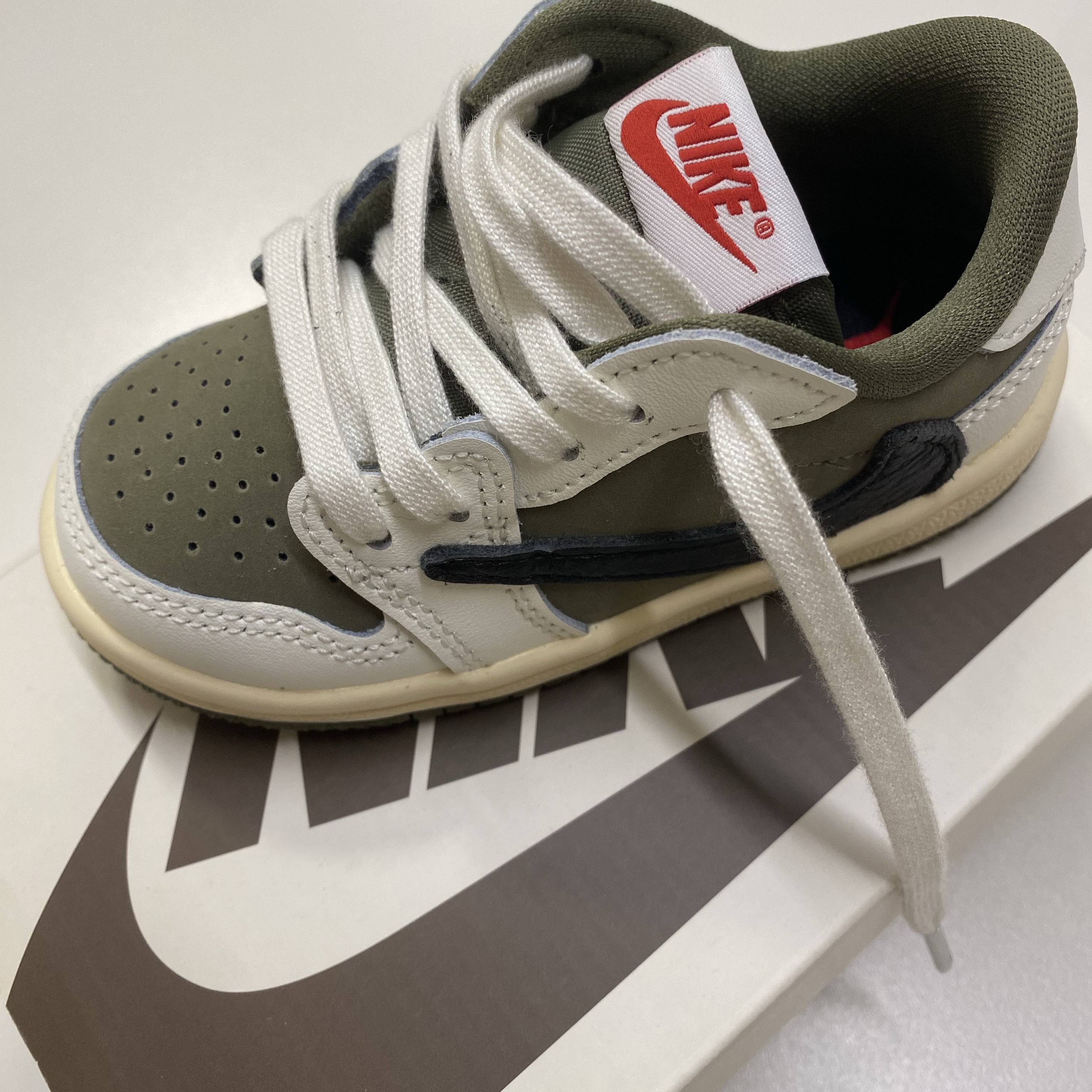 (TD) Jordan 1 x Travis Scott Retro Low OG SP Reverse Olive 착용 스타일 - 3