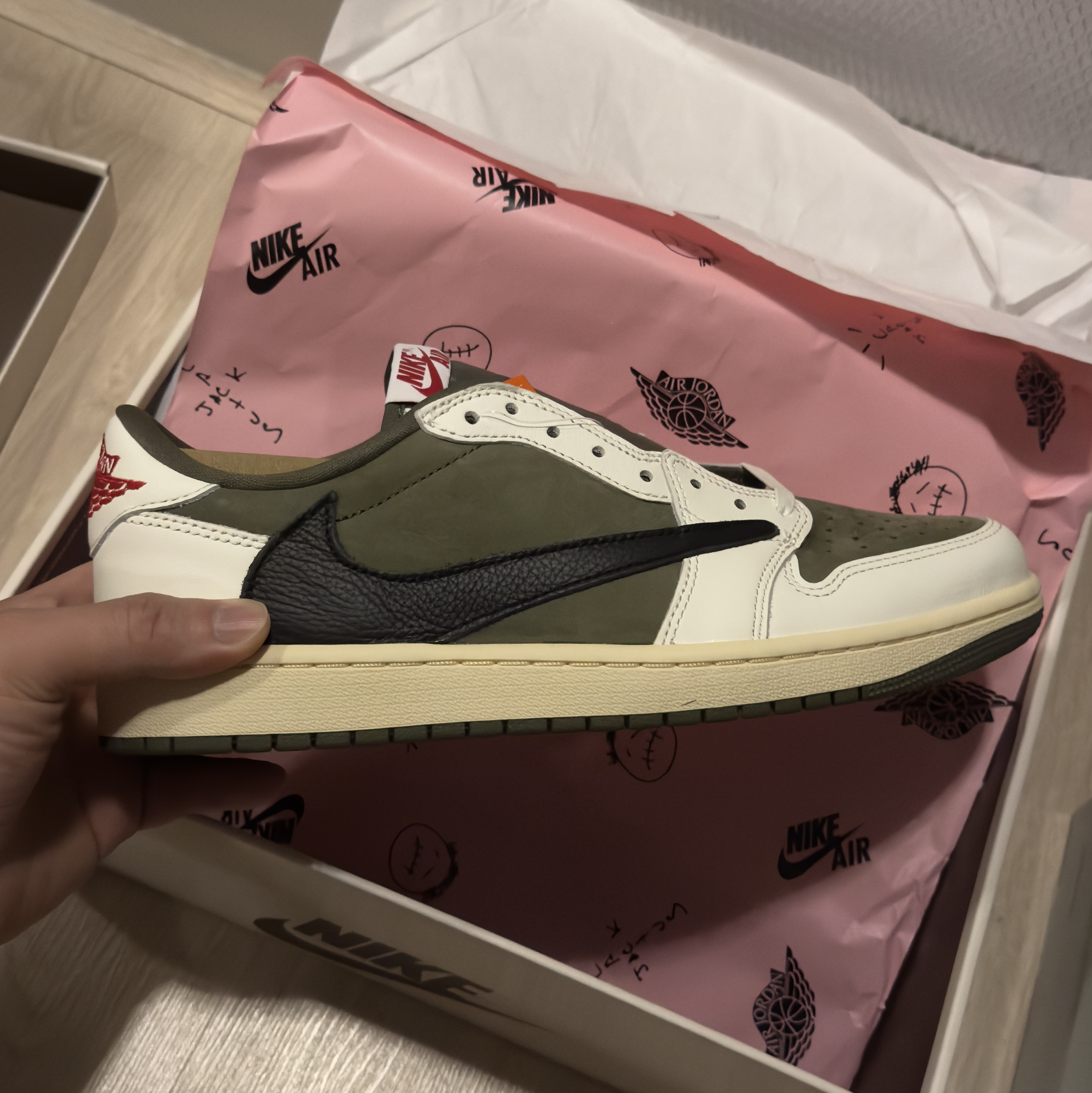 Jordan 1 x Travis Scott Retro Low OG SP Reverse Olive 착용 스타일 - 3