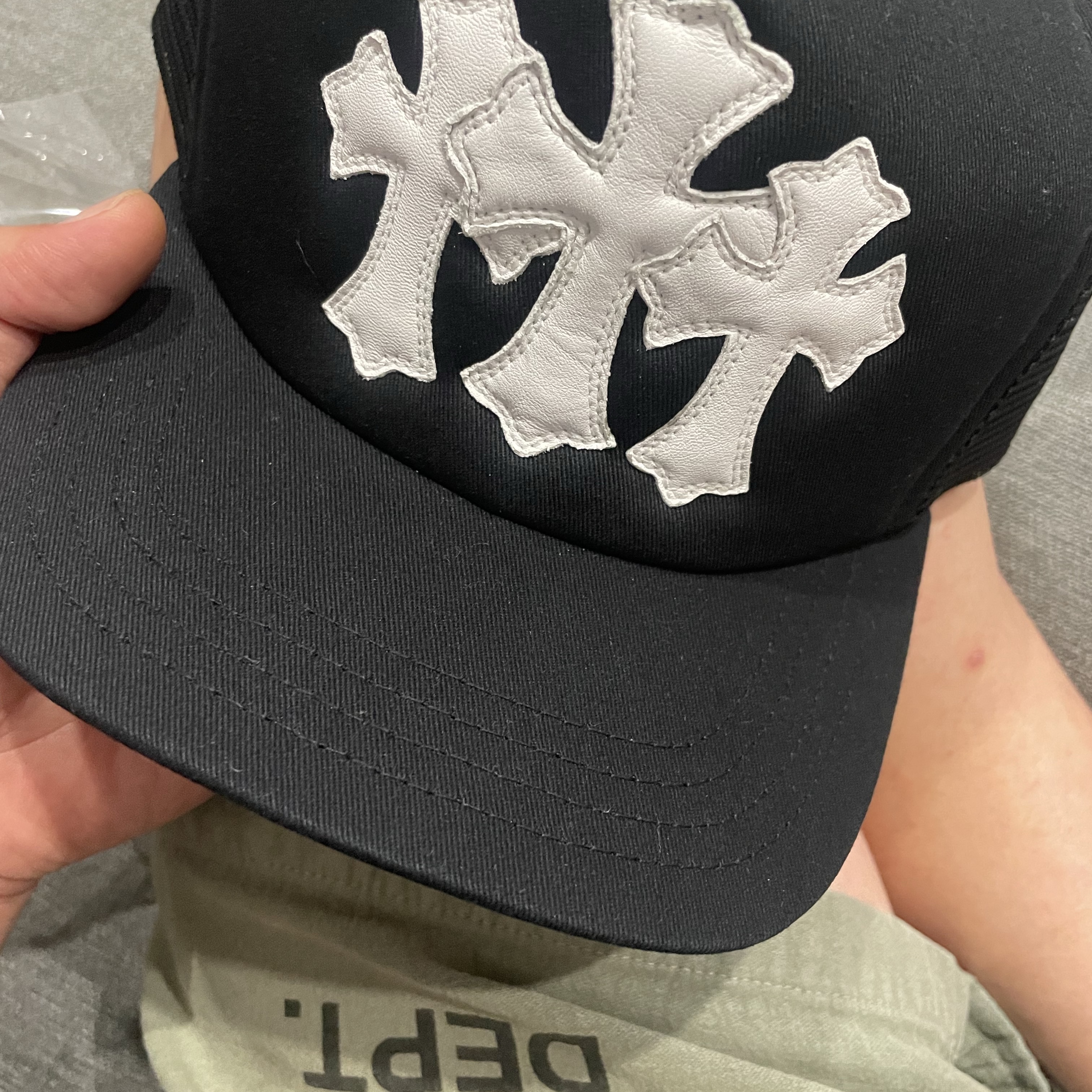 Chrome Hearts Cemetery Trucker Hat Black 착용 스타일 - 1
