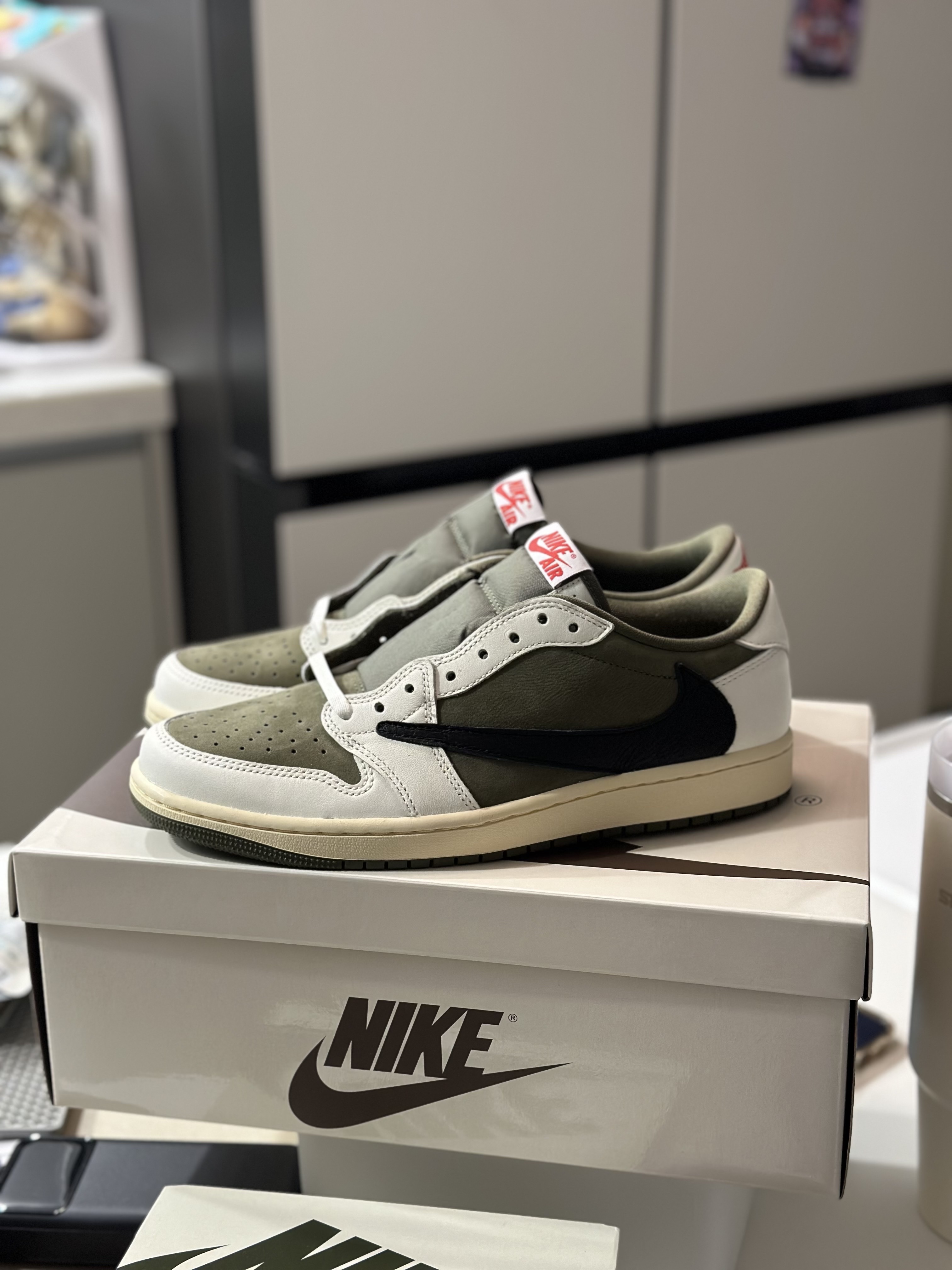 Jordan 1 x Travis Scott Retro Low OG SP Reverse Olive, (TD) Jordan 1 x Travis Scott Retro Low OG SP Medium Olive 착용 스타일 - 2