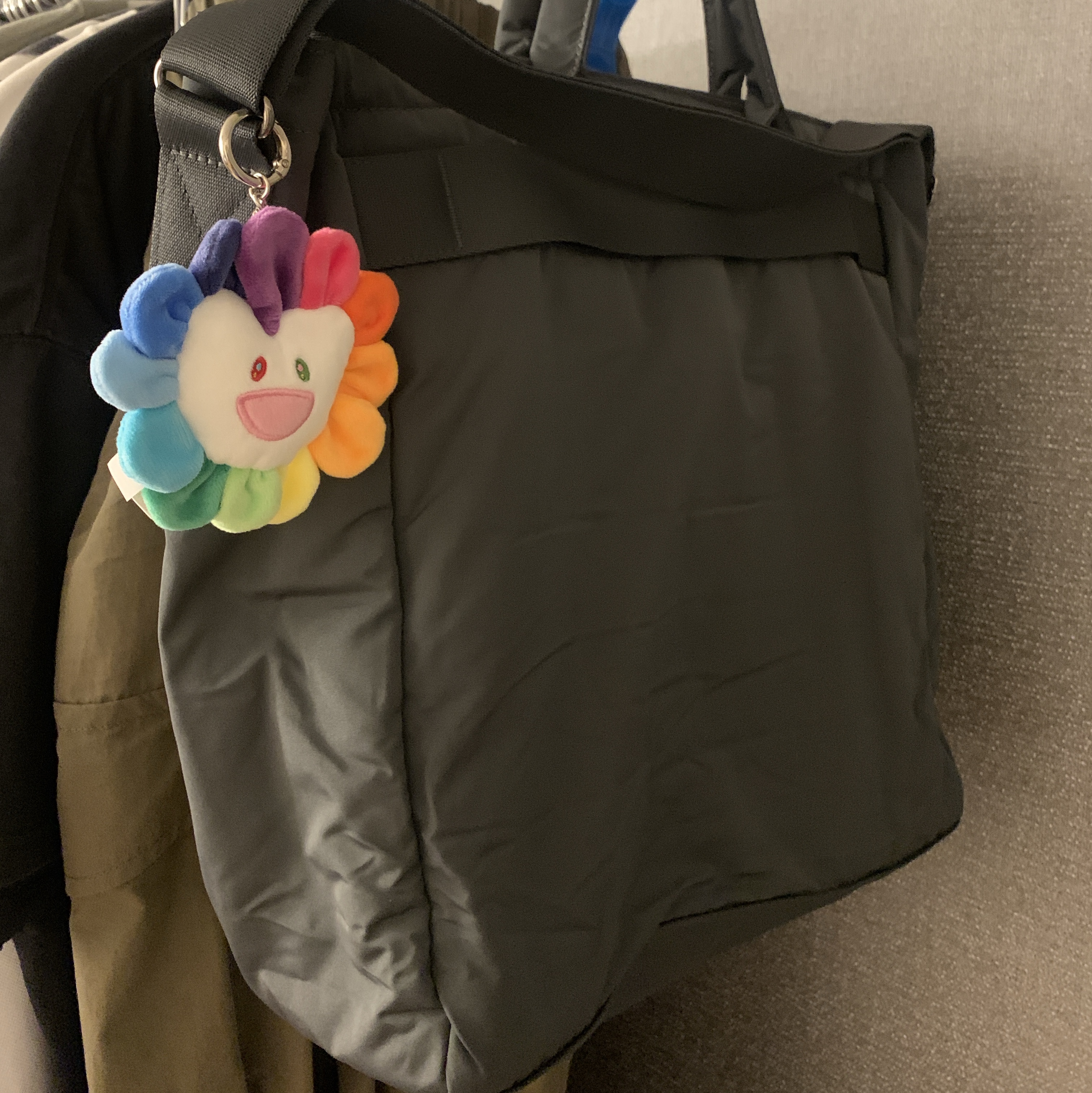 NewJeans x Murakami Plush Keyring Flower, Uniqlo 2-Way Utility Bag Gray 착용 스타일