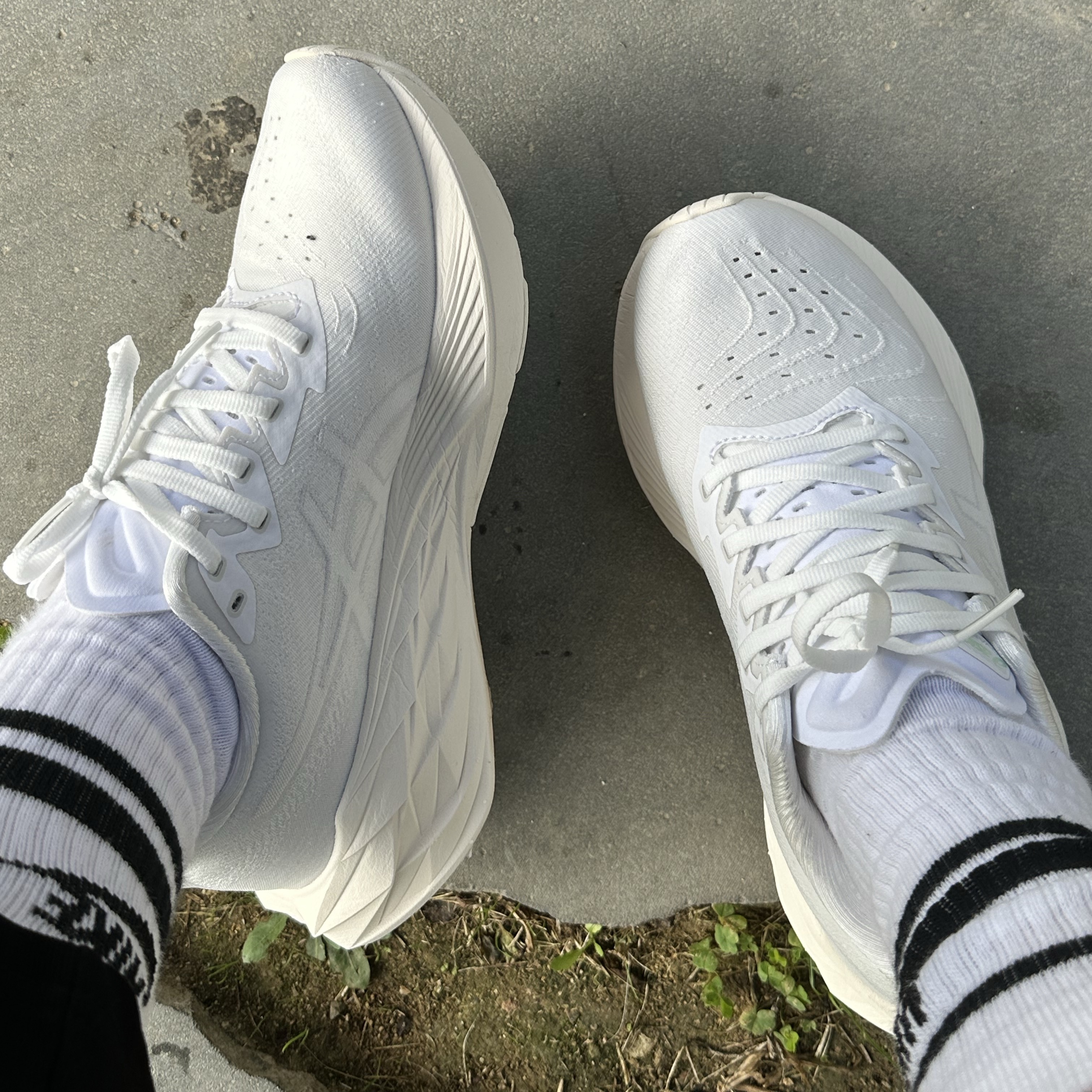 (W) Asics Novablast 4 White 착용 스타일
