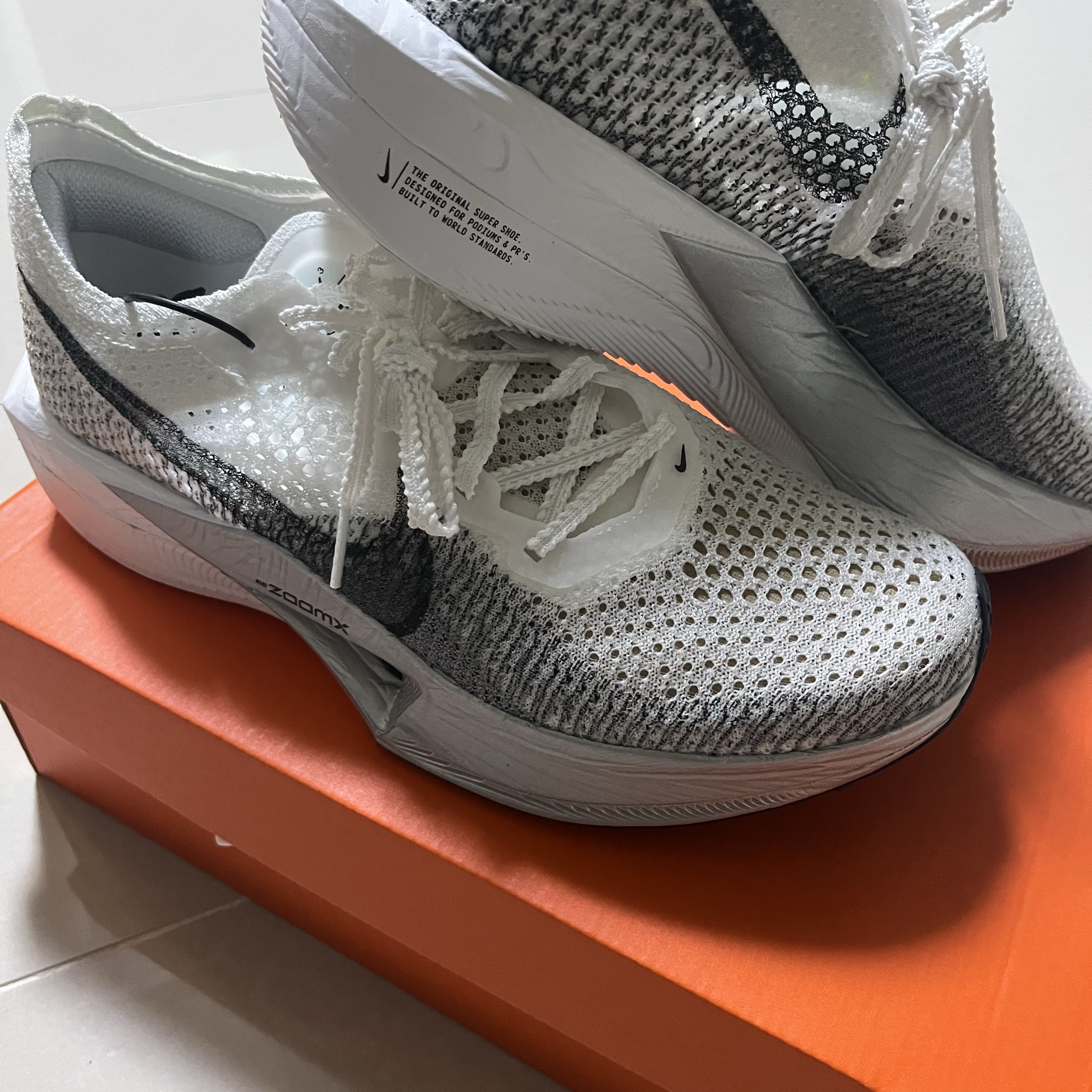 Nike ZoomX Vaporfly Next% 3 White Grey 착용 스타일 - 2