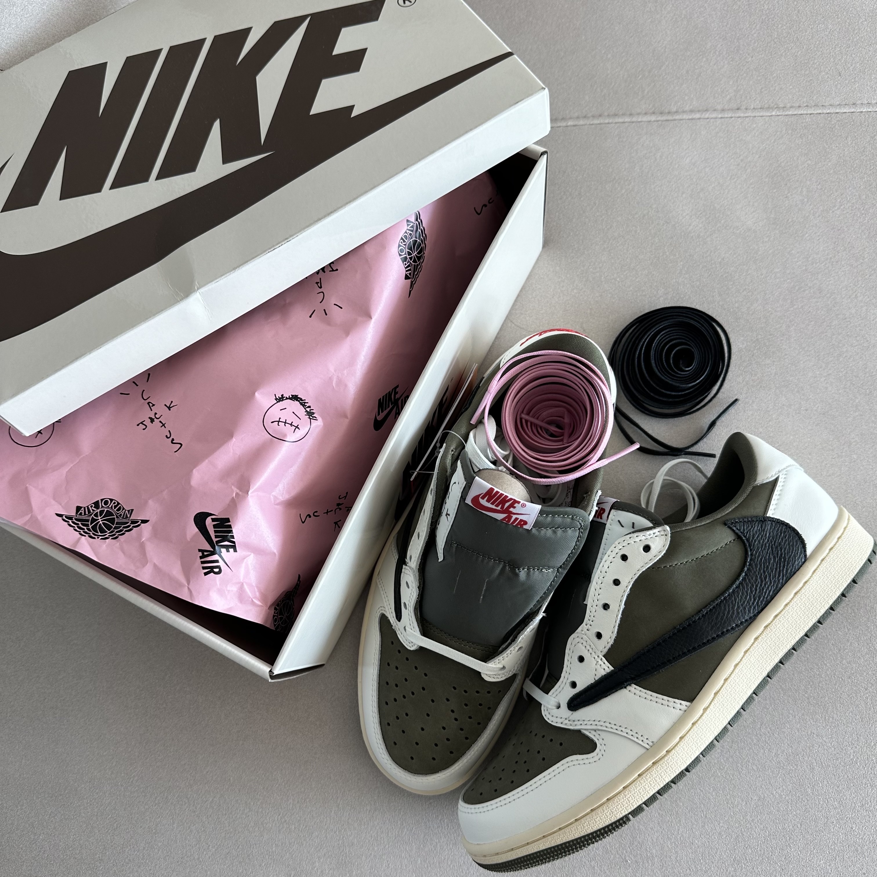Jordan 1 x Travis Scott Retro Low OG SP Reverse Olive 착용 스타일