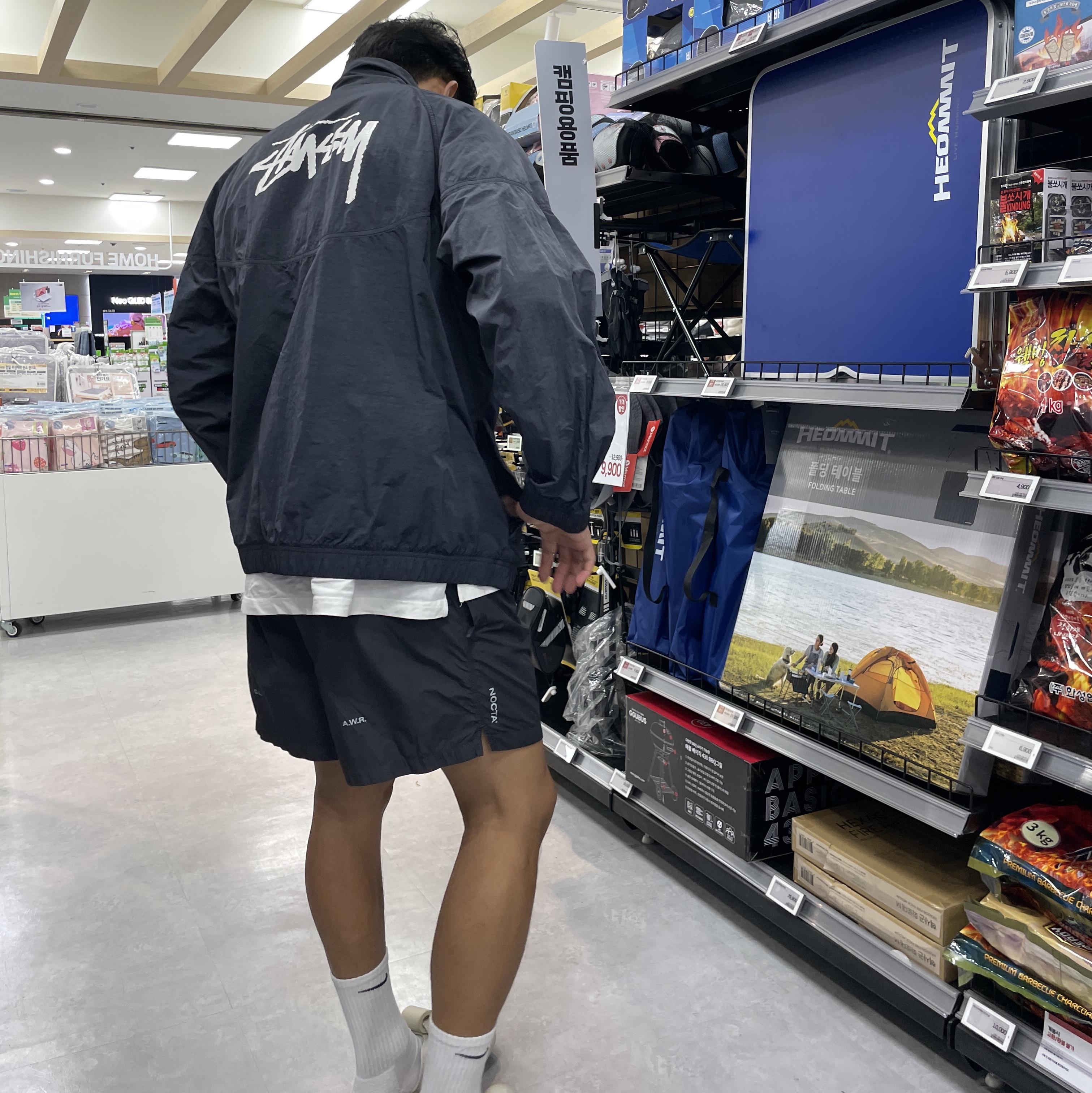 Nike x Stussy Windrunner Jacket Off Noir, Nike x Drake Nocta Woven Shorts Anthracite (FN8194-060) 착용 스타일