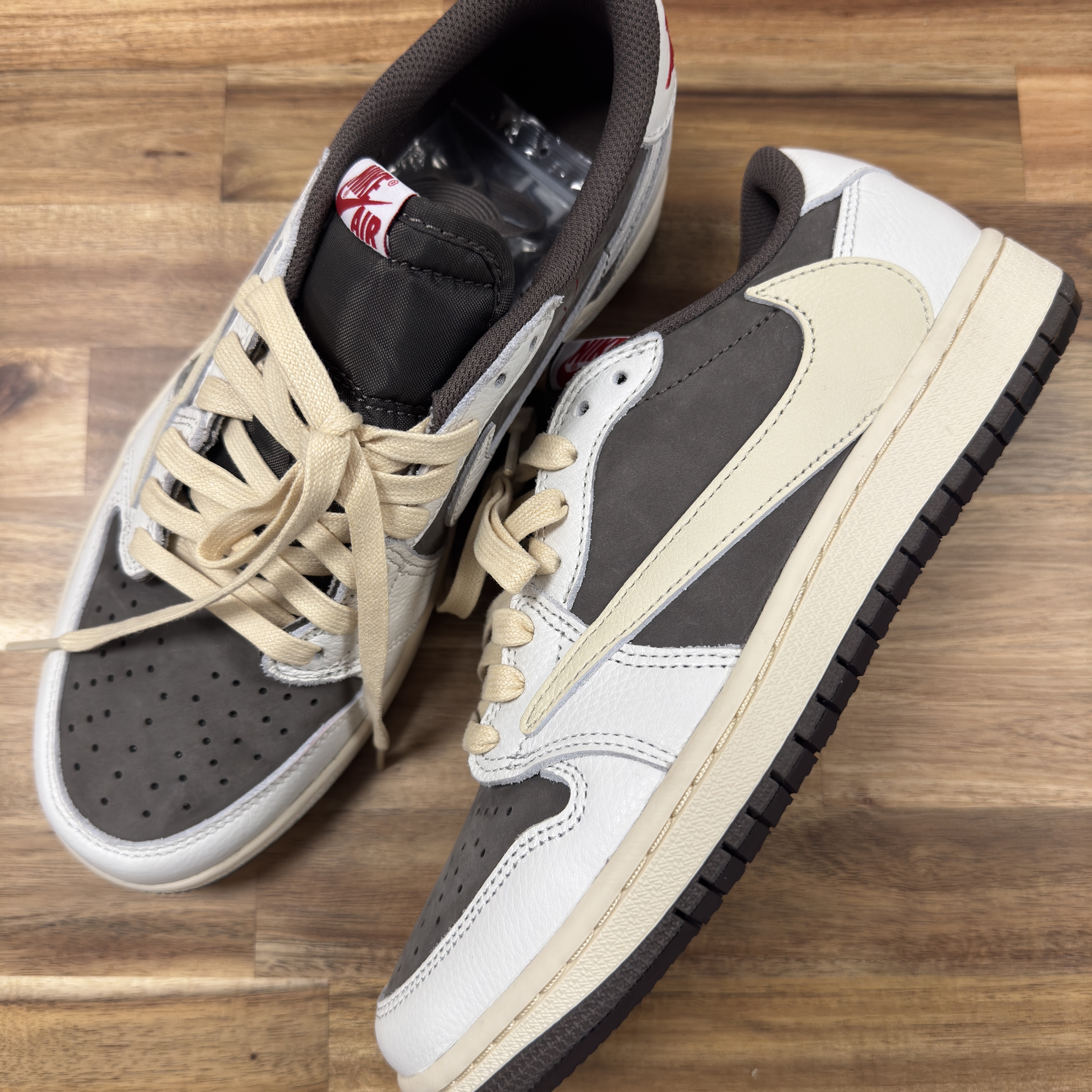 Jordan 1 x Travis Scott Retro Low OG SP Sail and Ridgerock 착용 스타일 - 2