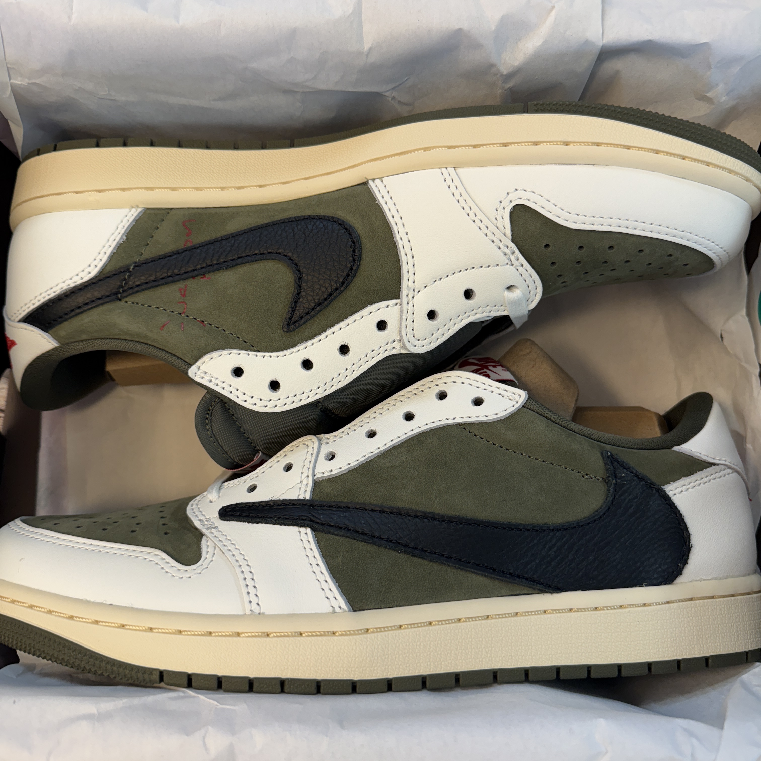 Jordan 1 x Travis Scott Retro Low OG SP Reverse Olive 착용 스타일 - 2