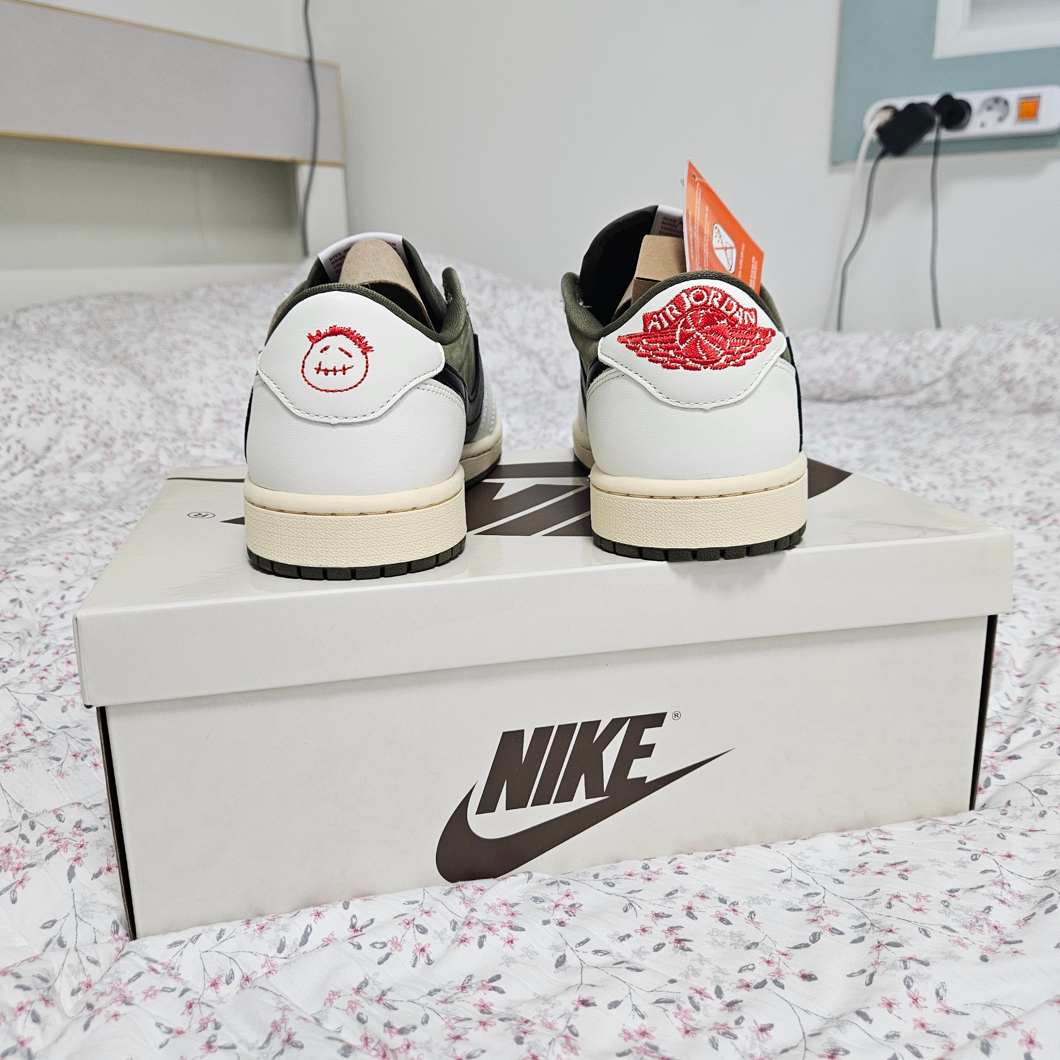 Jordan 1 x Travis Scott Retro Low OG SP Reverse Olive 착용 스타일 - 3