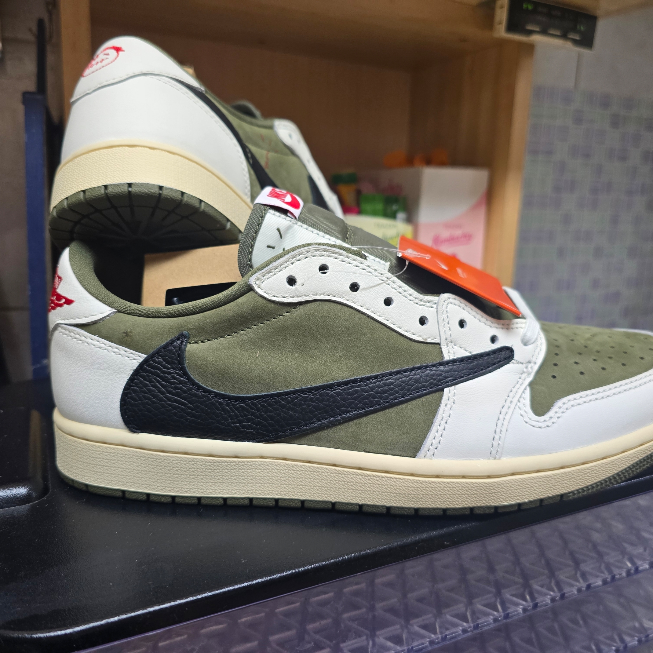 Jordan 1 x Travis Scott Retro Low OG SP Reverse Olive 착용 스타일 - 2