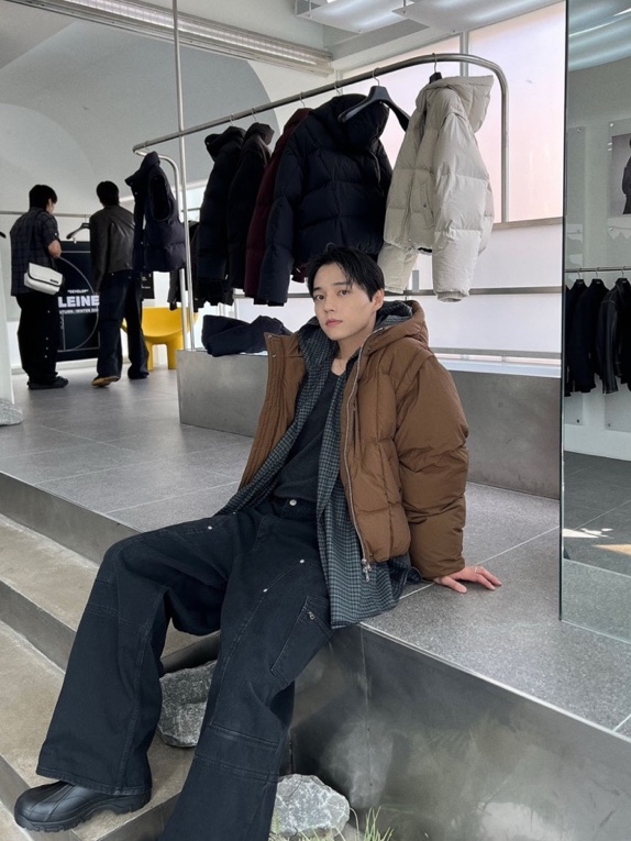 [KREAM 단독] Haleine Detachable Hooded Goose Down Jacket Creambeige (VJ406) 착용 스타일