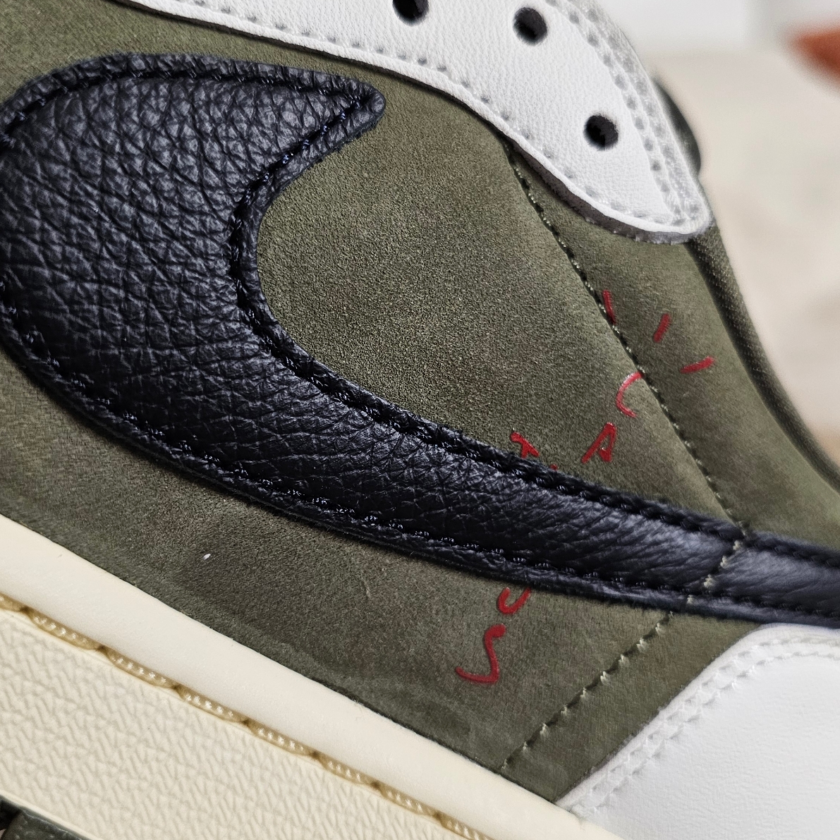 Jordan 1 x Travis Scott Retro Low OG SP Reverse Olive 착용 스타일 - 4