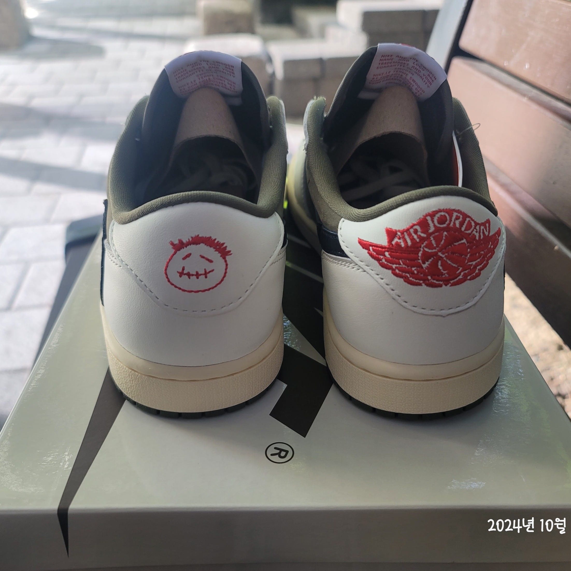 Jordan 1 x Travis Scott Retro Low OG SP Reverse Olive 착용 스타일 - 4