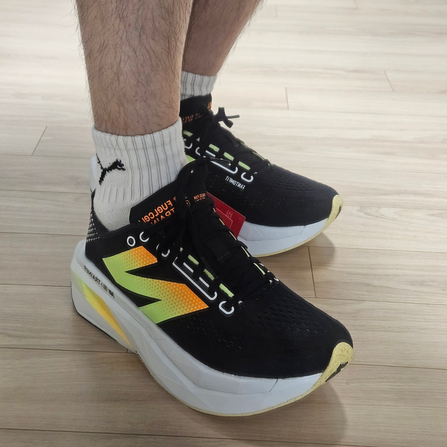New Balance FuelCell Supercomp Trainer v3 Black Phantom - 2E Wide 착용 스타일 - 2