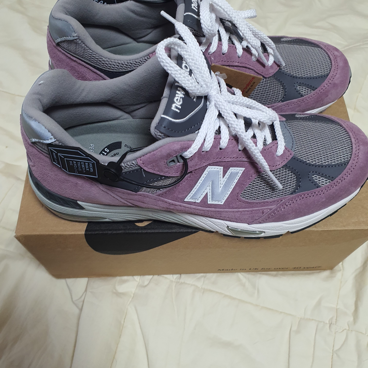 New Balance 991 Made in UK Pink Grey 착용 스타일