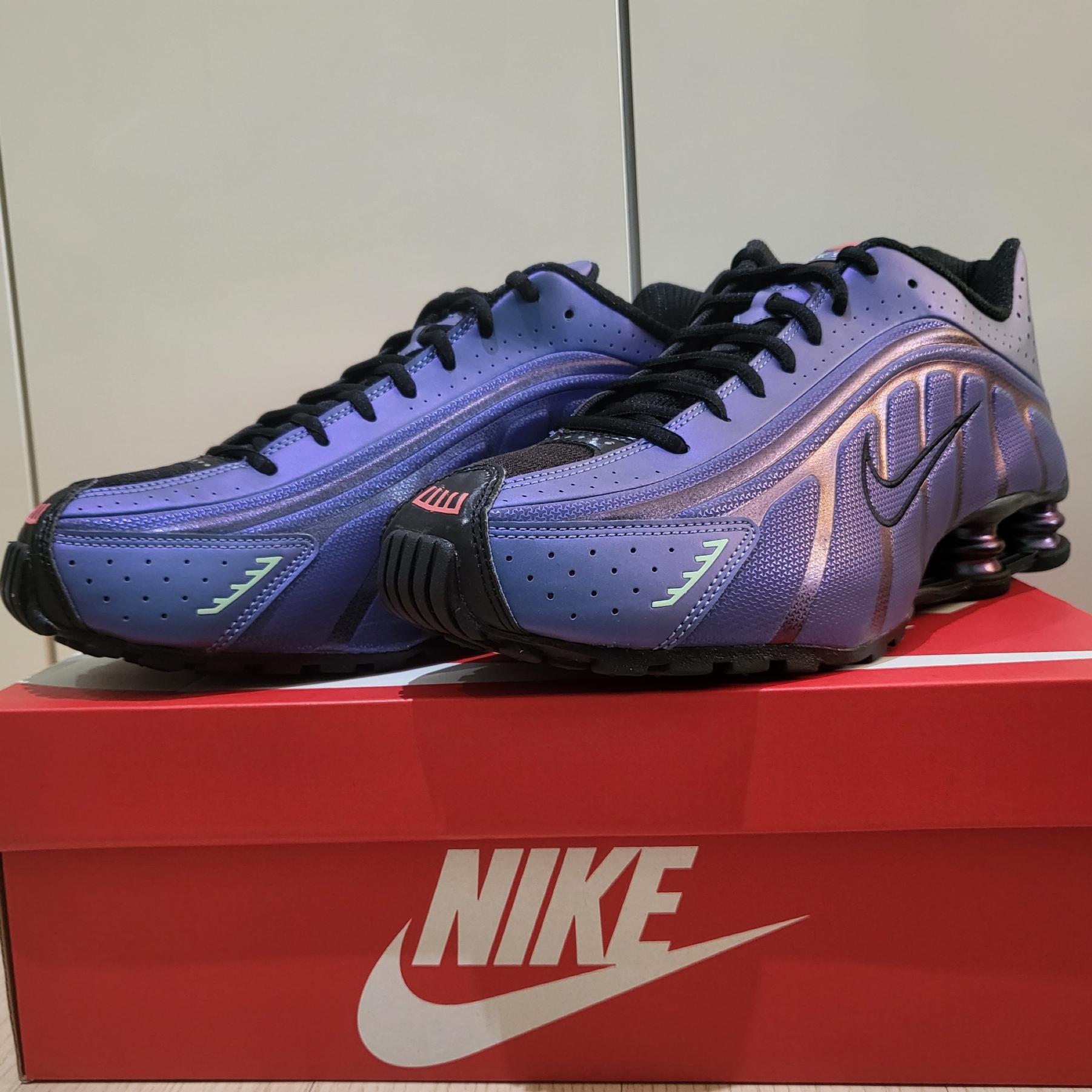 Nike Shox R4 Black and Hot Punch 착용 스타일 - 1