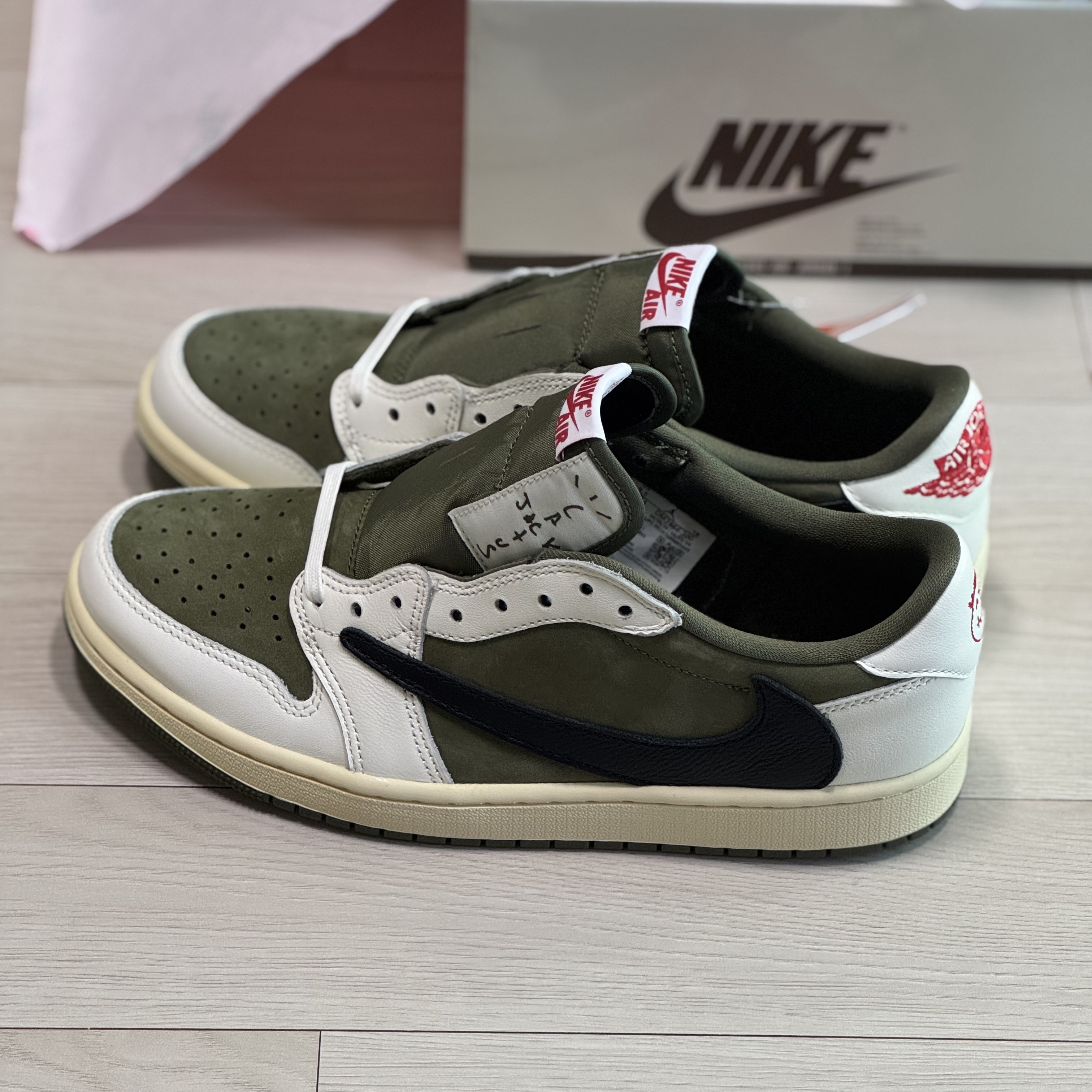 Jordan 1 x Travis Scott Retro Low OG SP Reverse Olive 착용 스타일