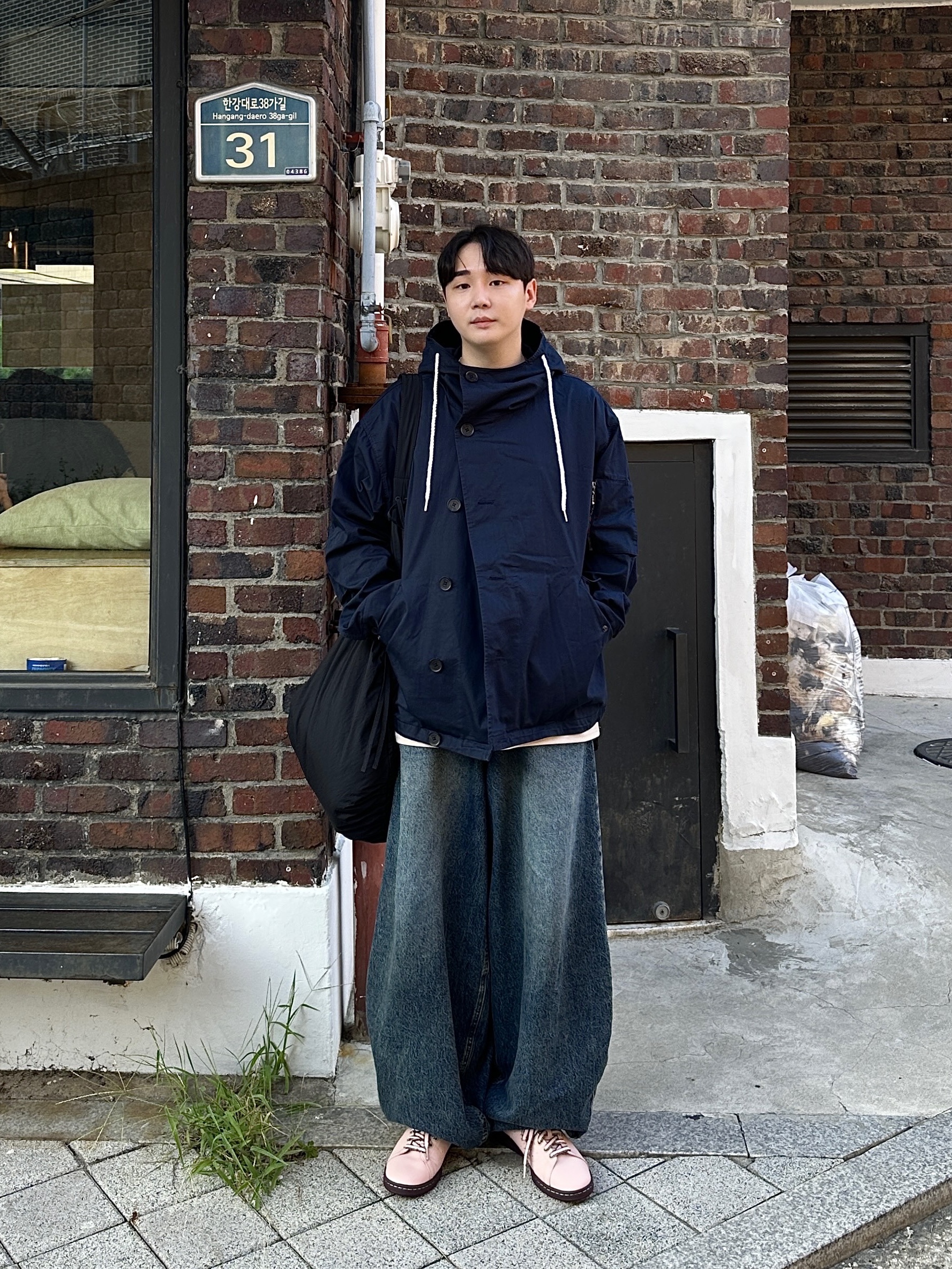 Adidas x Brain Dead Stan Smith Vapour Pink Core Black, COS Canopy Nylon Oversized Crossbody Bag Black 착용 스타일 - 1