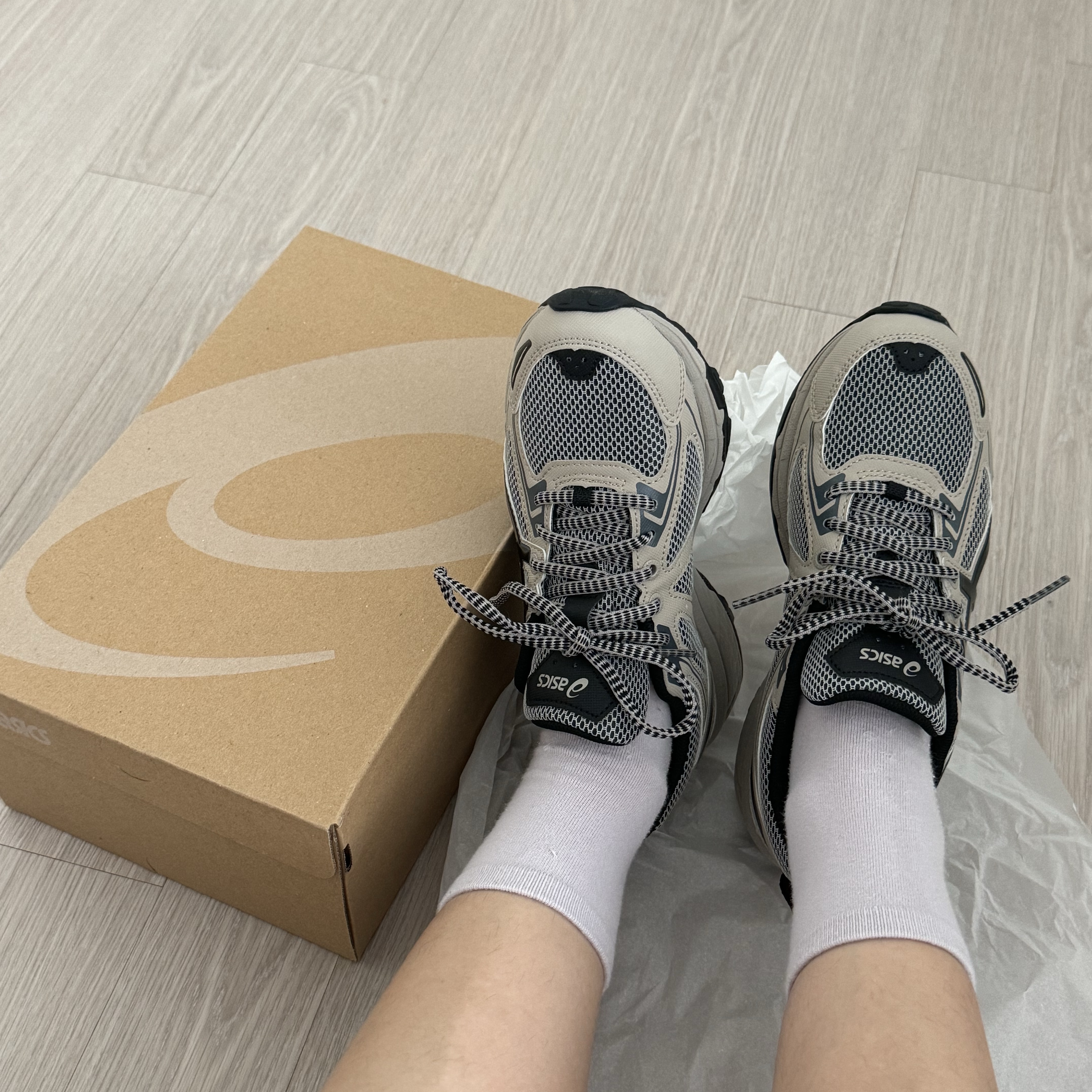 Asics Gel-Venture 6 Feather Grey Black 착용 스타일