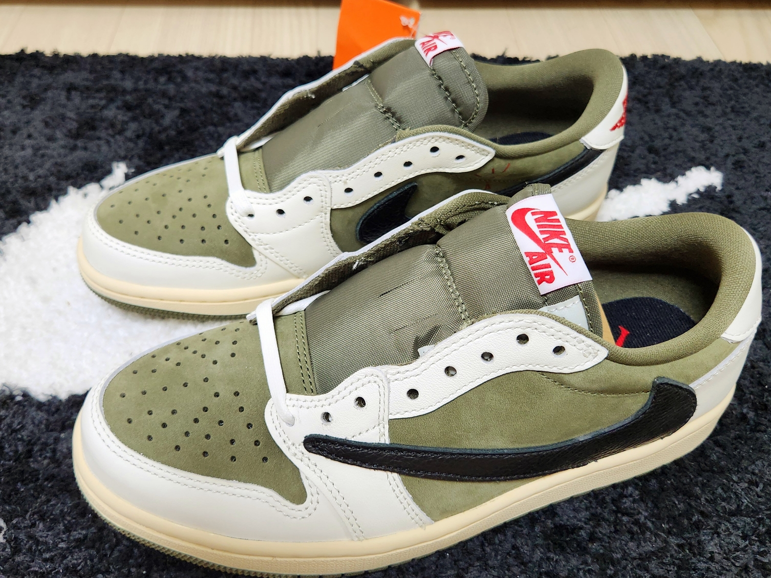 Jordan 1 x Travis Scott Retro Low OG SP Reverse Olive 착용 스타일 - 3