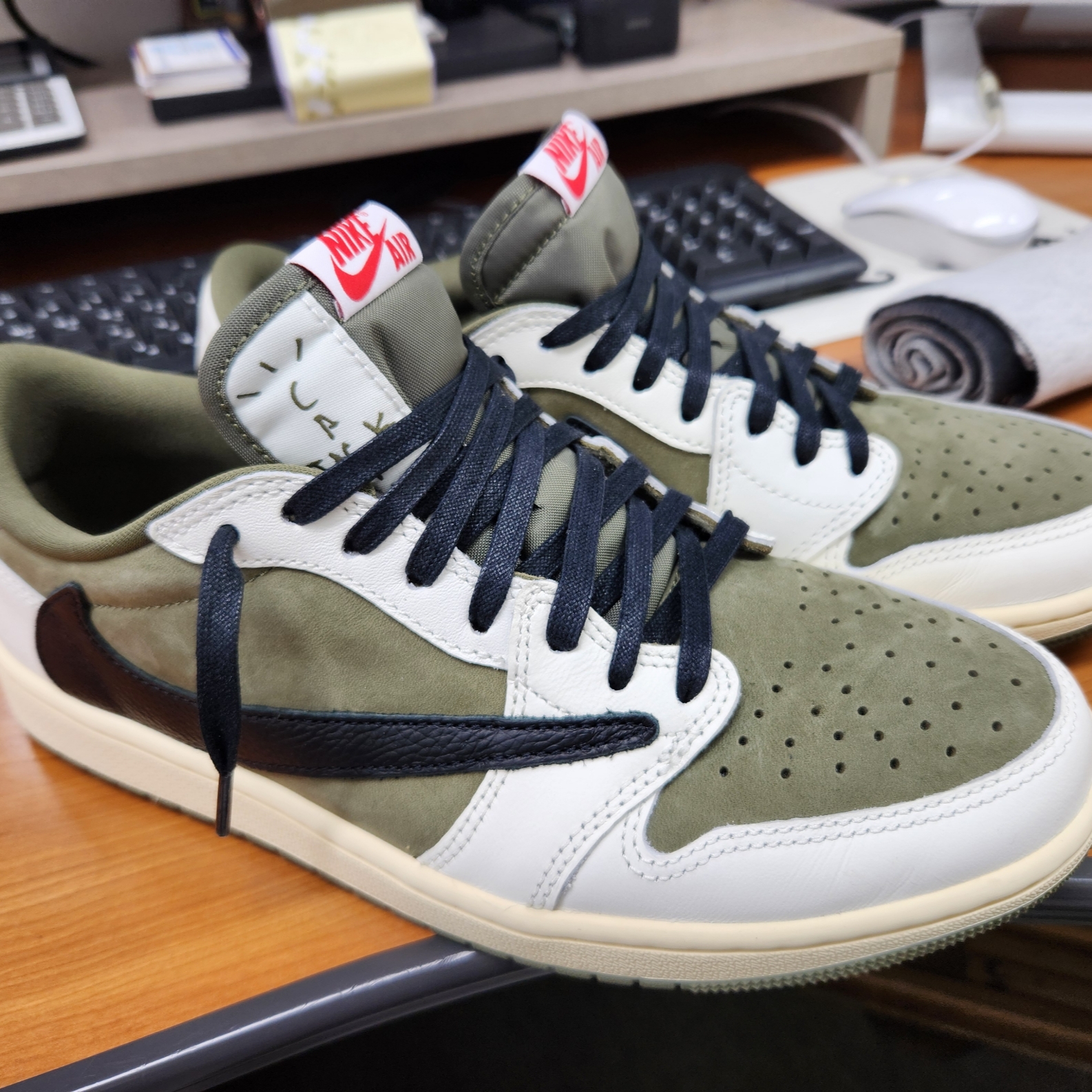 Jordan 1 x Travis Scott Retro Low OG SP Reverse Olive 착용 스타일