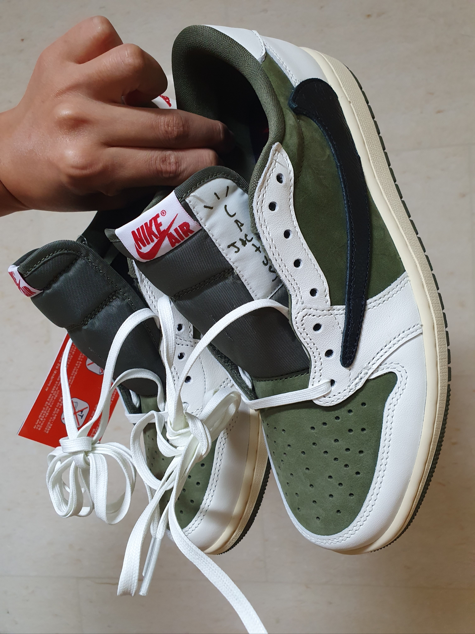 Jordan 1 x Travis Scott Retro Low OG SP Reverse Olive 착용 스타일 - 2